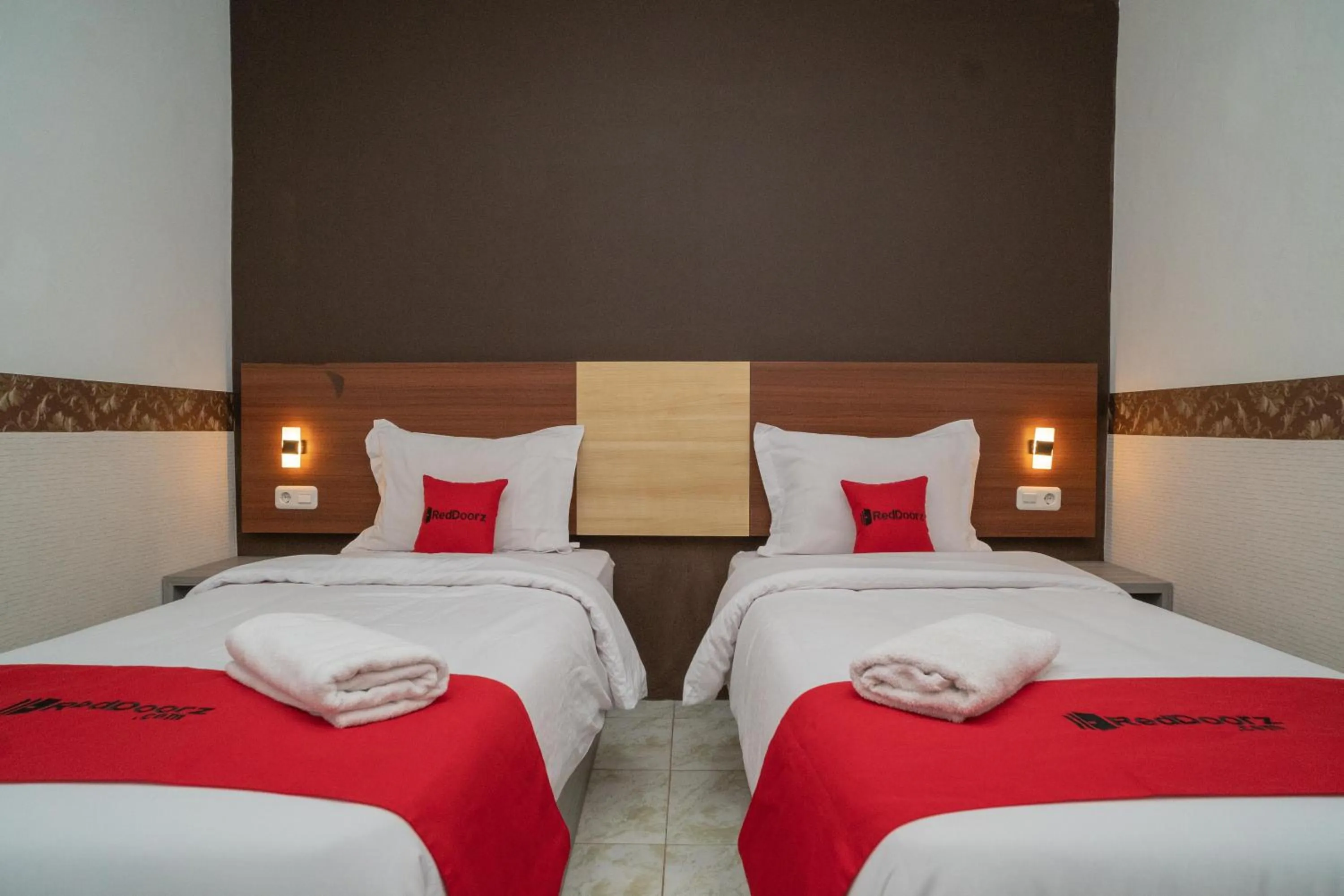 Bed in RedDoorz Syariah near Kota Cinema Mall Jatiasih