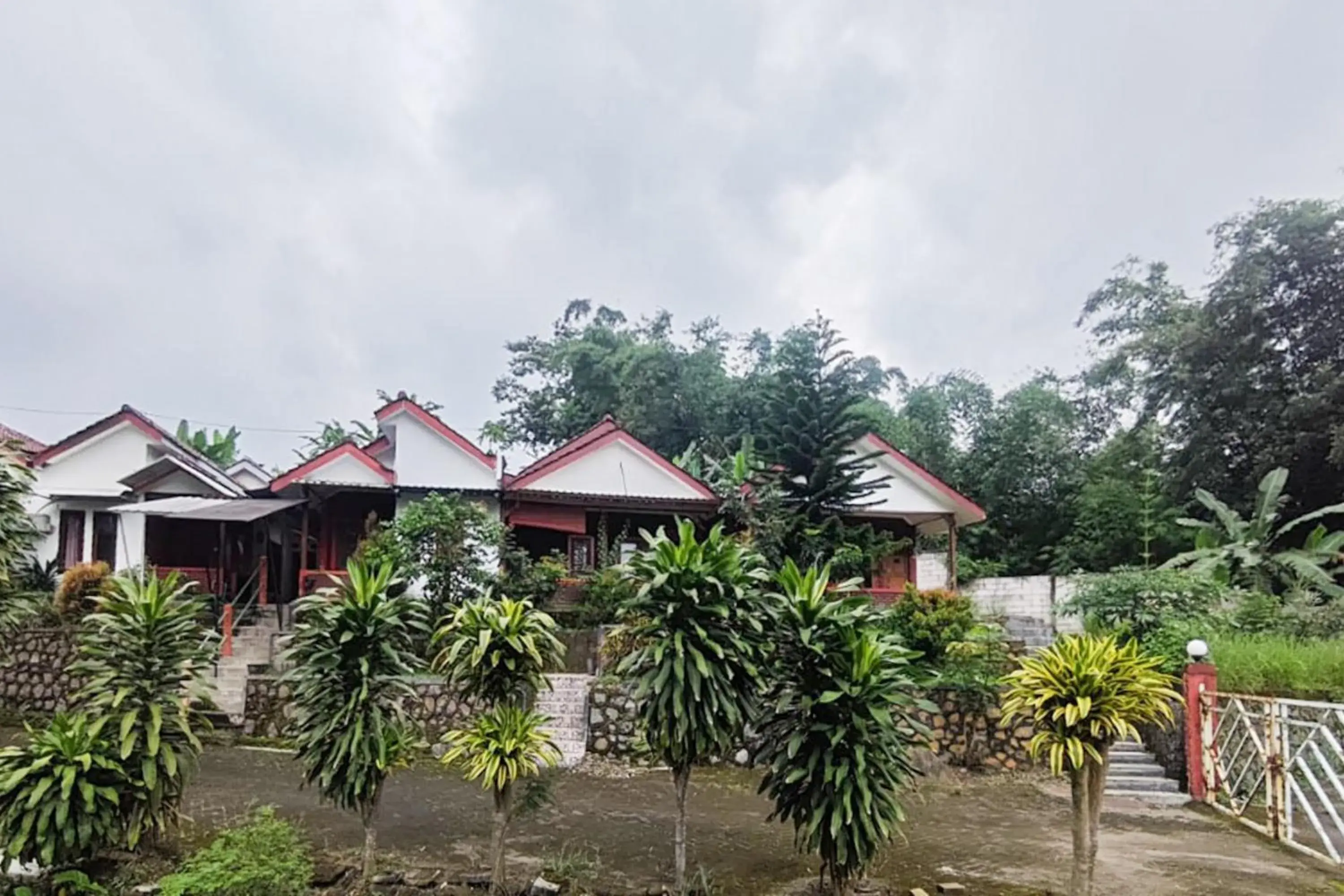 Property building in Villa Kampoeng City Pacet Mitra RedDoorz Property building in Villa Kampoeng City Pacet Mitra RedDoorz