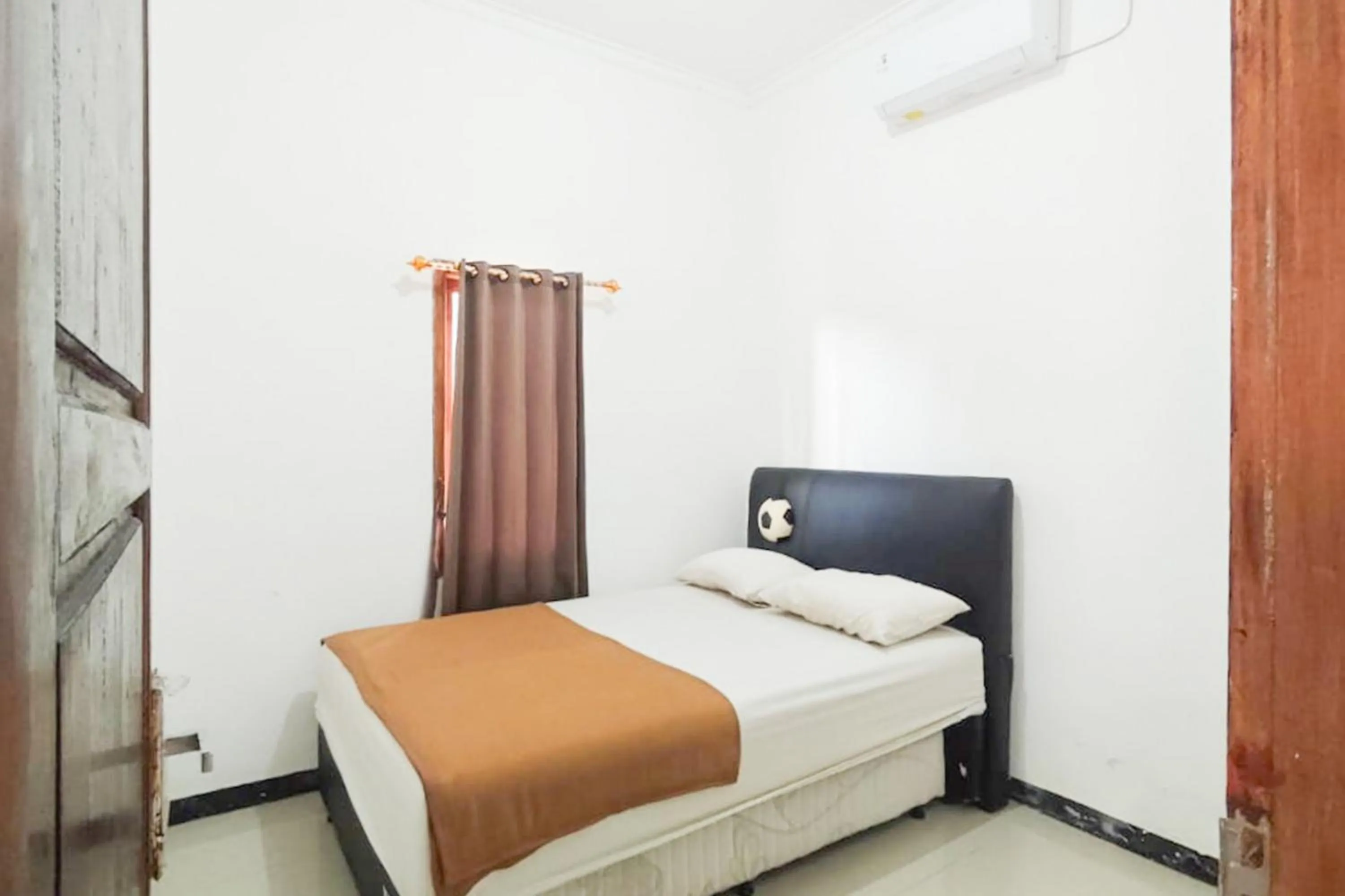 Bedroom, Bed in Villa Kampoeng City Pacet Mitra RedDoorz