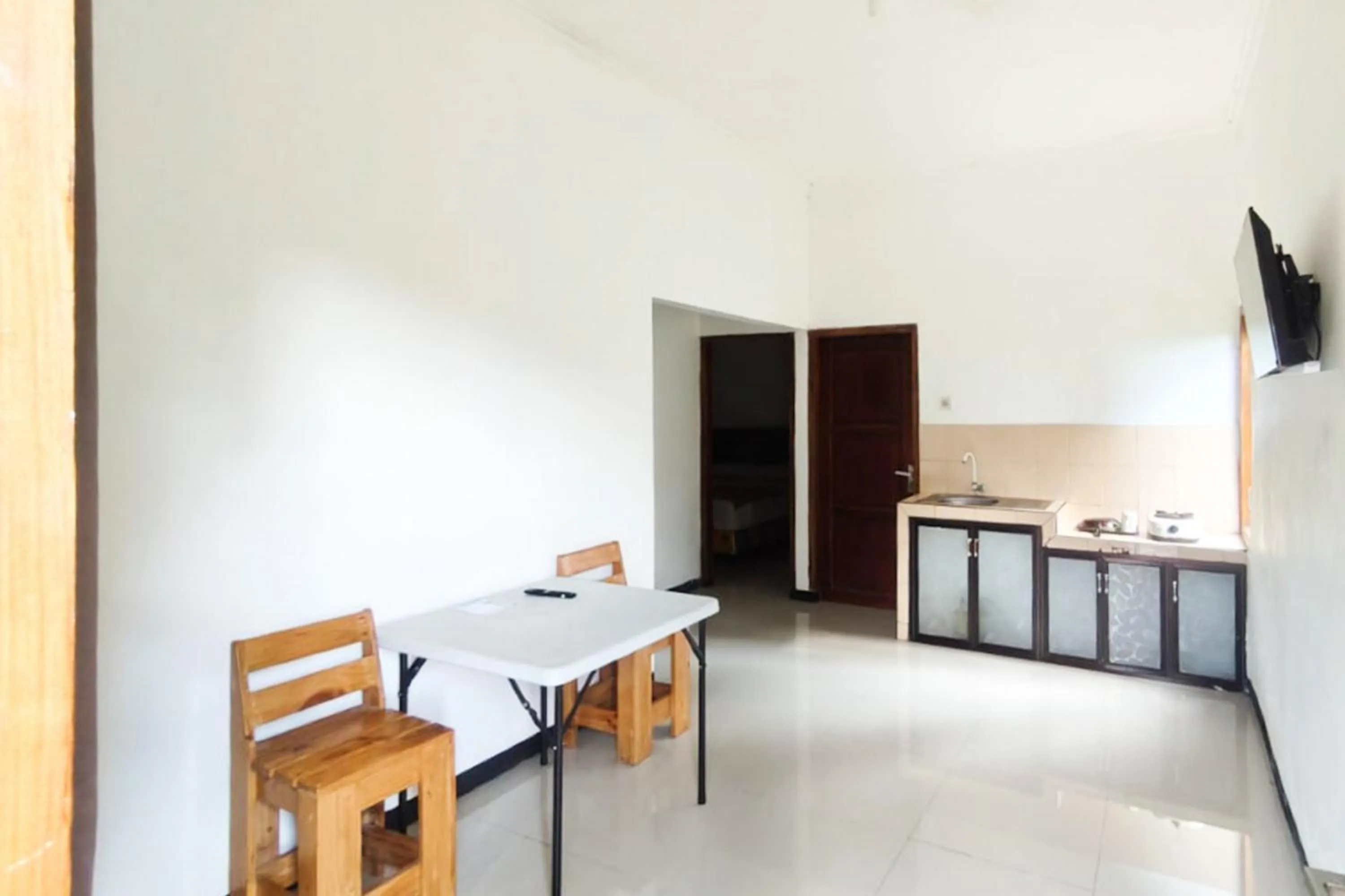 Kitchen or kitchenette in Villa Kampoeng City Pacet Mitra RedDoorz
