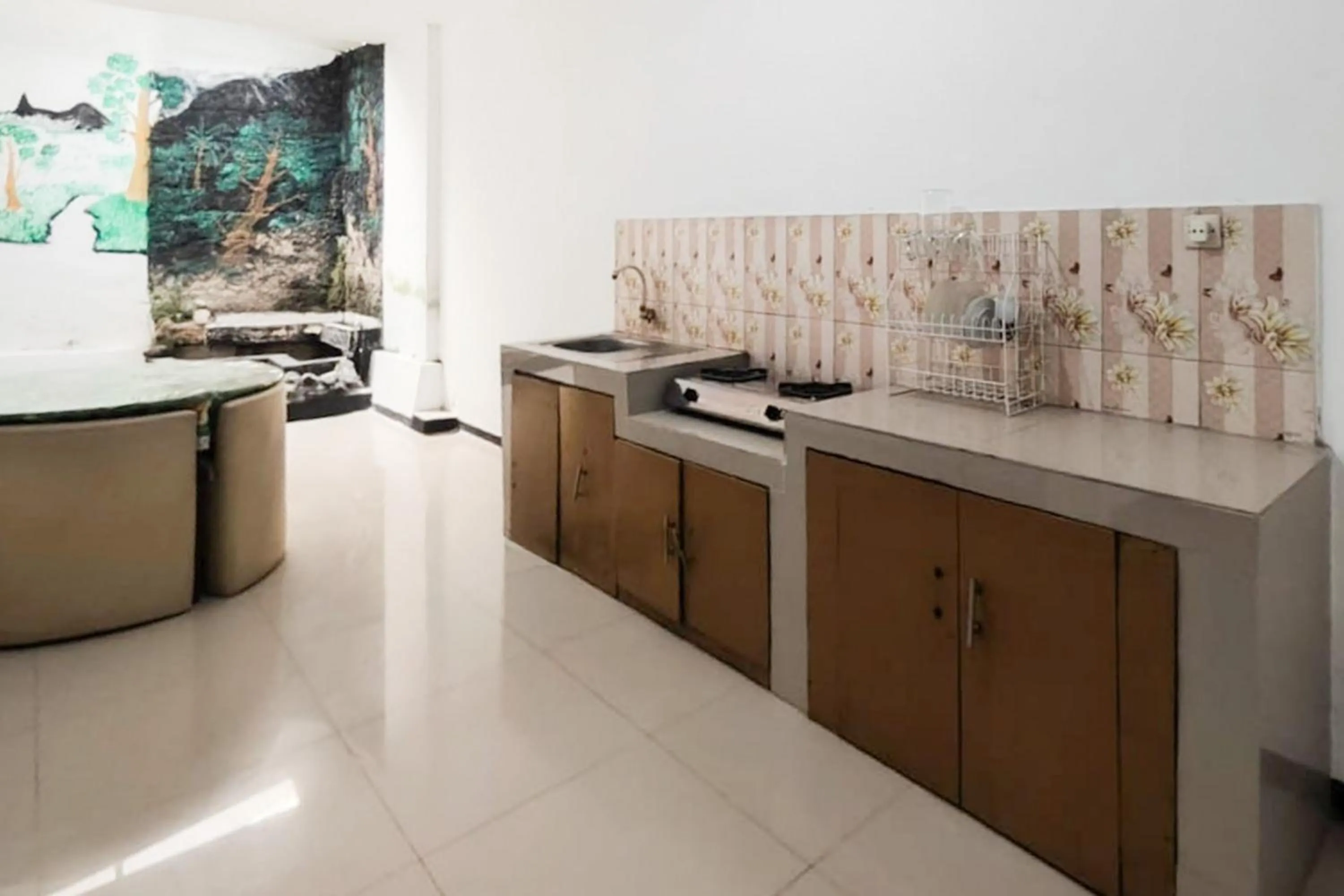 Kitchen or kitchenette in Villa Kampoeng City Pacet Mitra RedDoorz