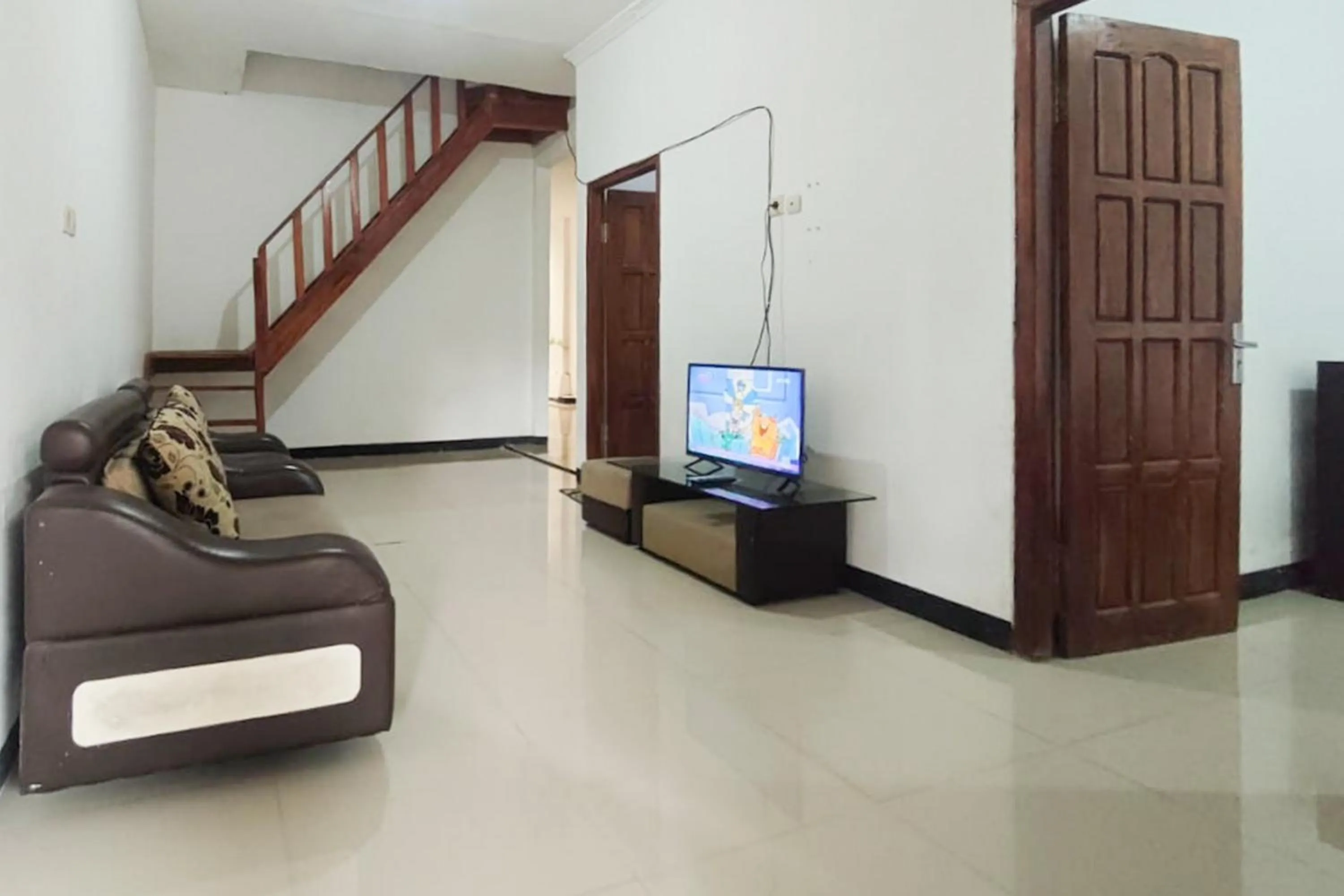 Seating area in Villa Kampoeng City Pacet Mitra RedDoorz