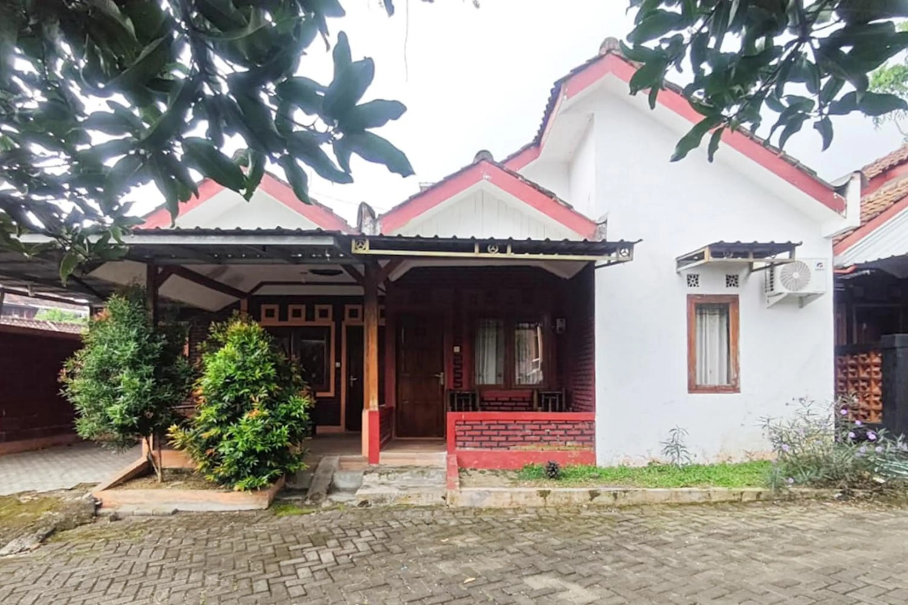 Facade/entrance in Villa Kampoeng City Pacet Mitra RedDoorz