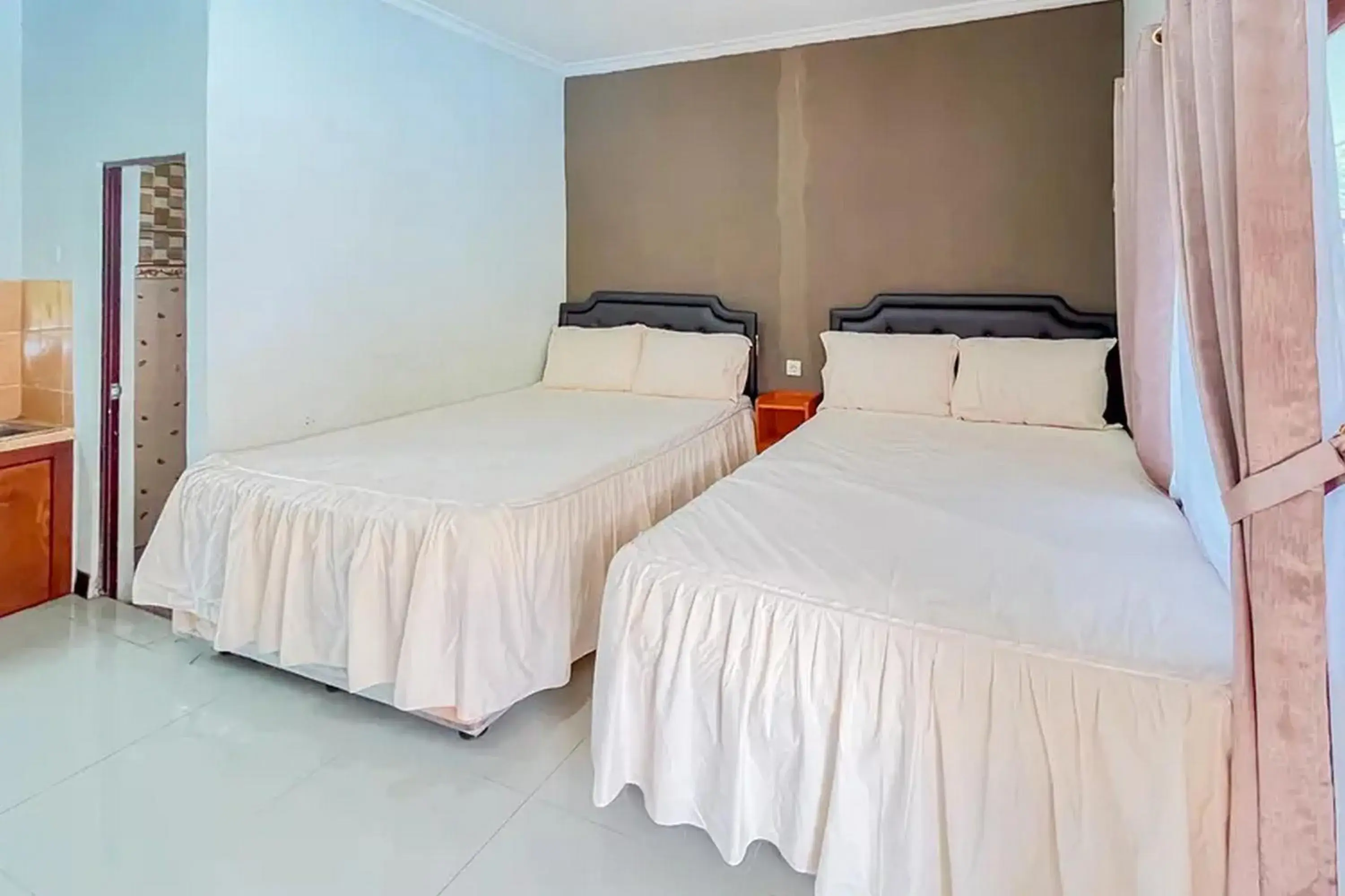Bed in Villa Kampoeng City Wonosalam Mitra RedDoorz Bed in Villa Kampoeng City Wonosalam Mitra RedDoorz