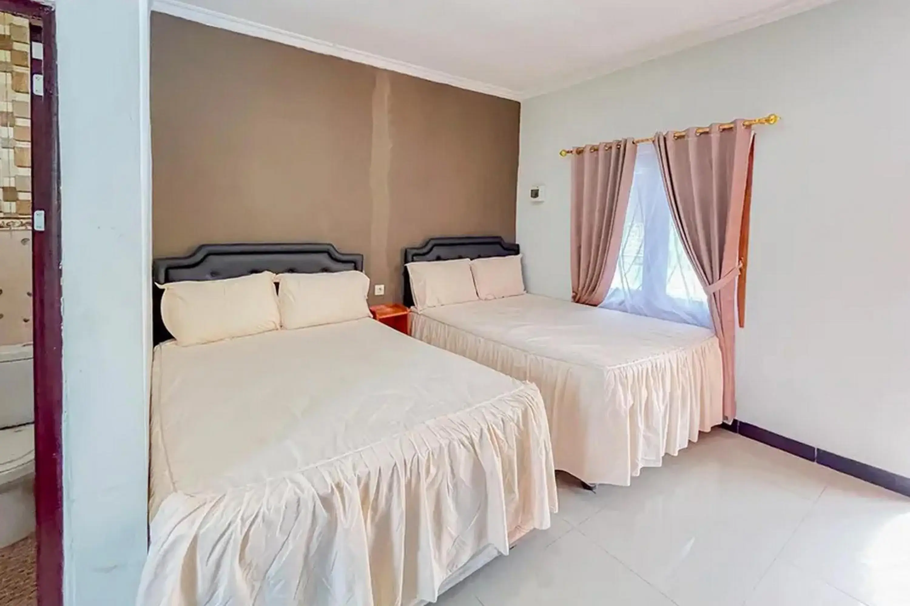 Bed in Villa Kampoeng City Wonosalam Mitra RedDoorz Bed in Villa Kampoeng City Wonosalam Mitra RedDoorz