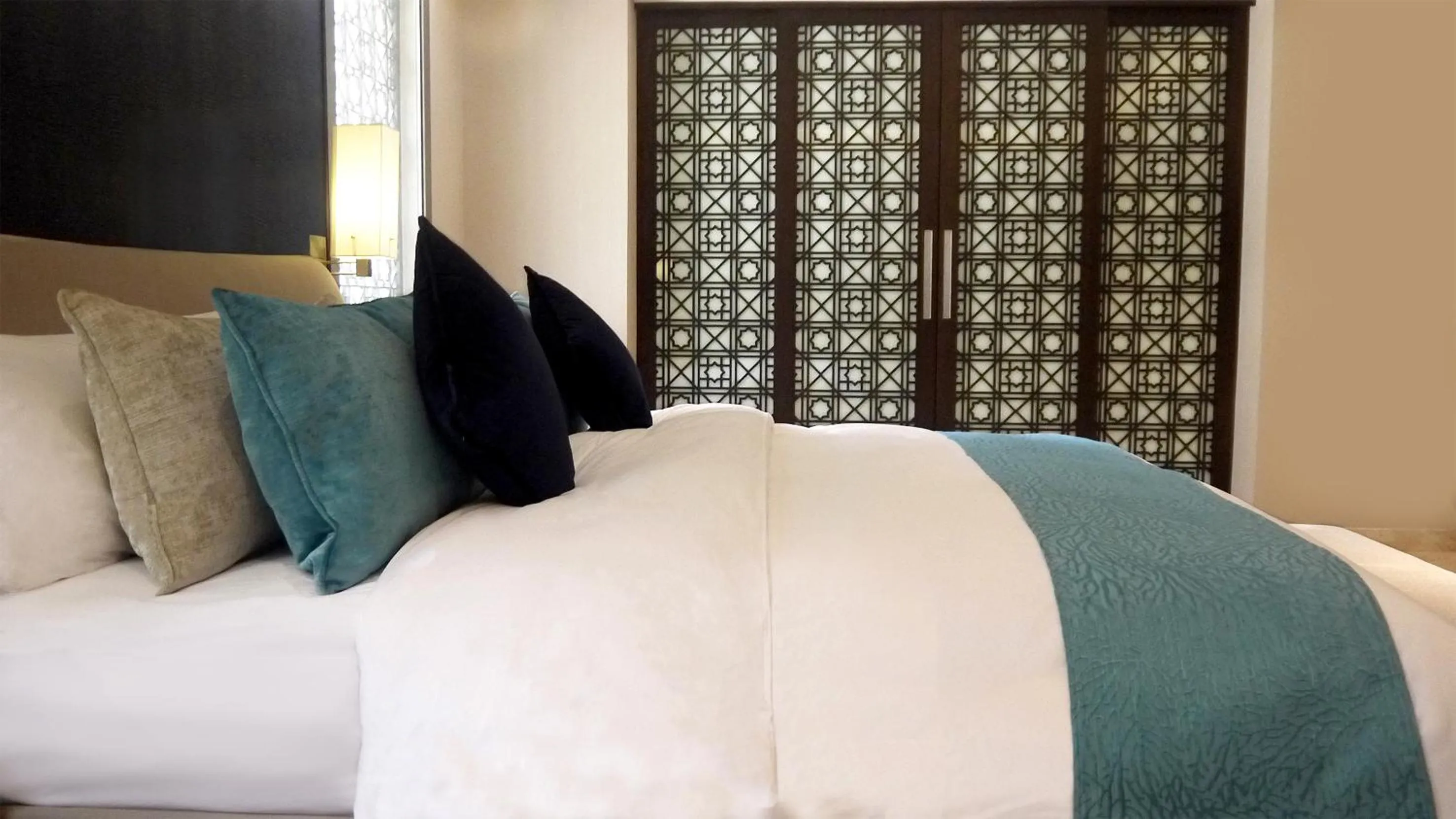 Shower, Bed in Meliá Desert Palm Member of Meliá Collection