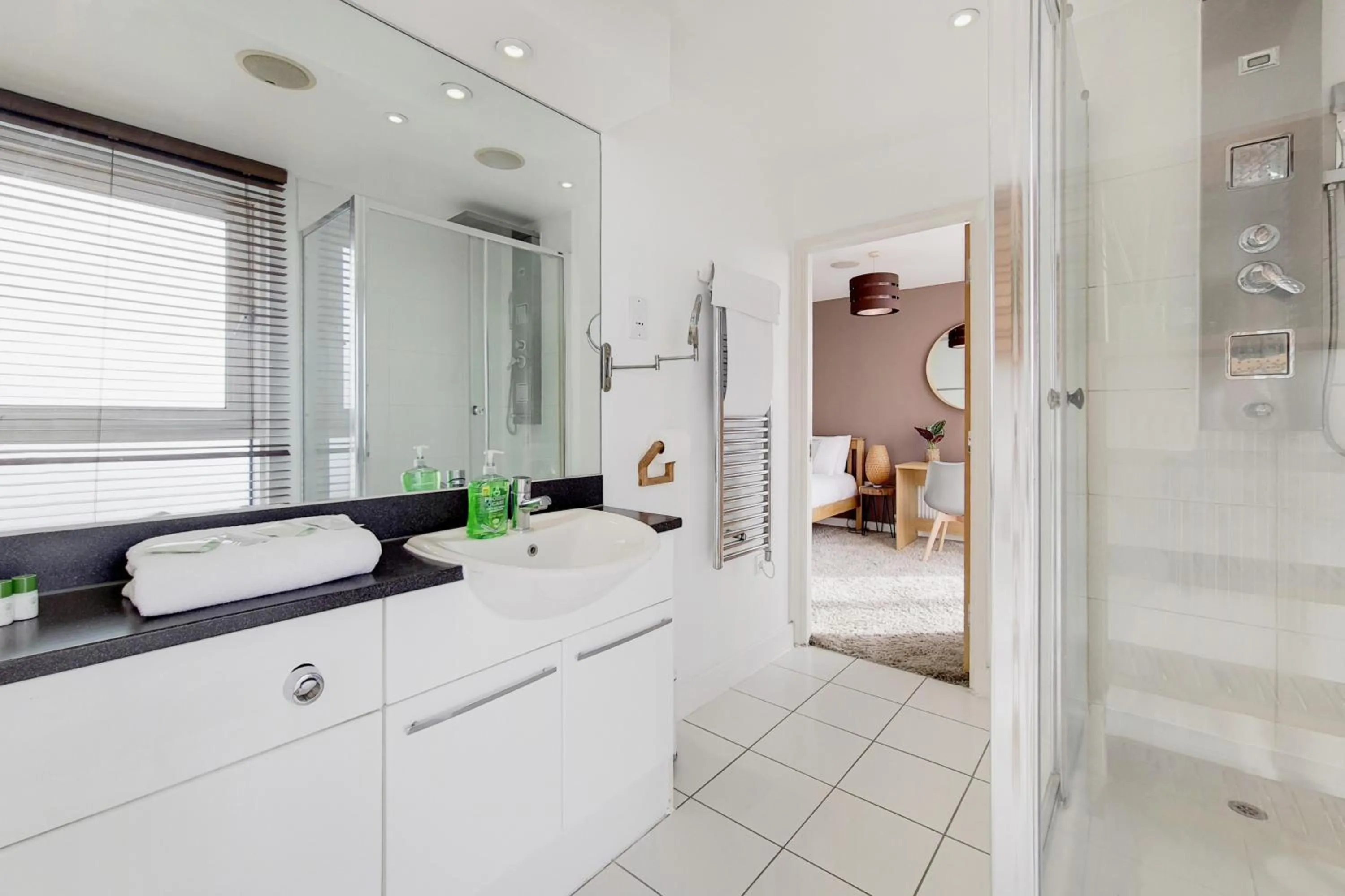 Deluxe three bedroom Apartment by London ExCeL Stays