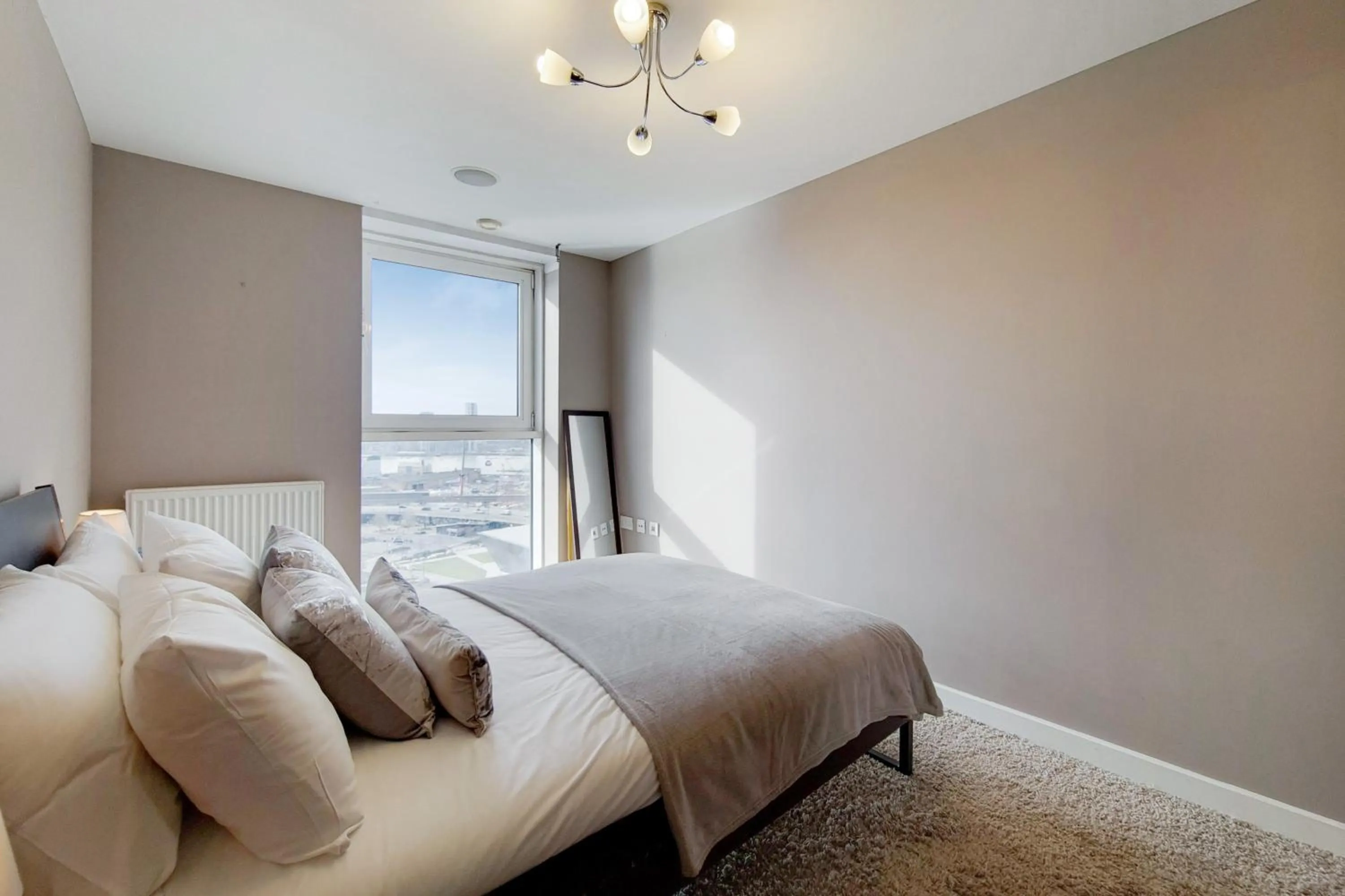 Bed in Deluxe three bedroom Apartment by London ExCeL Stays