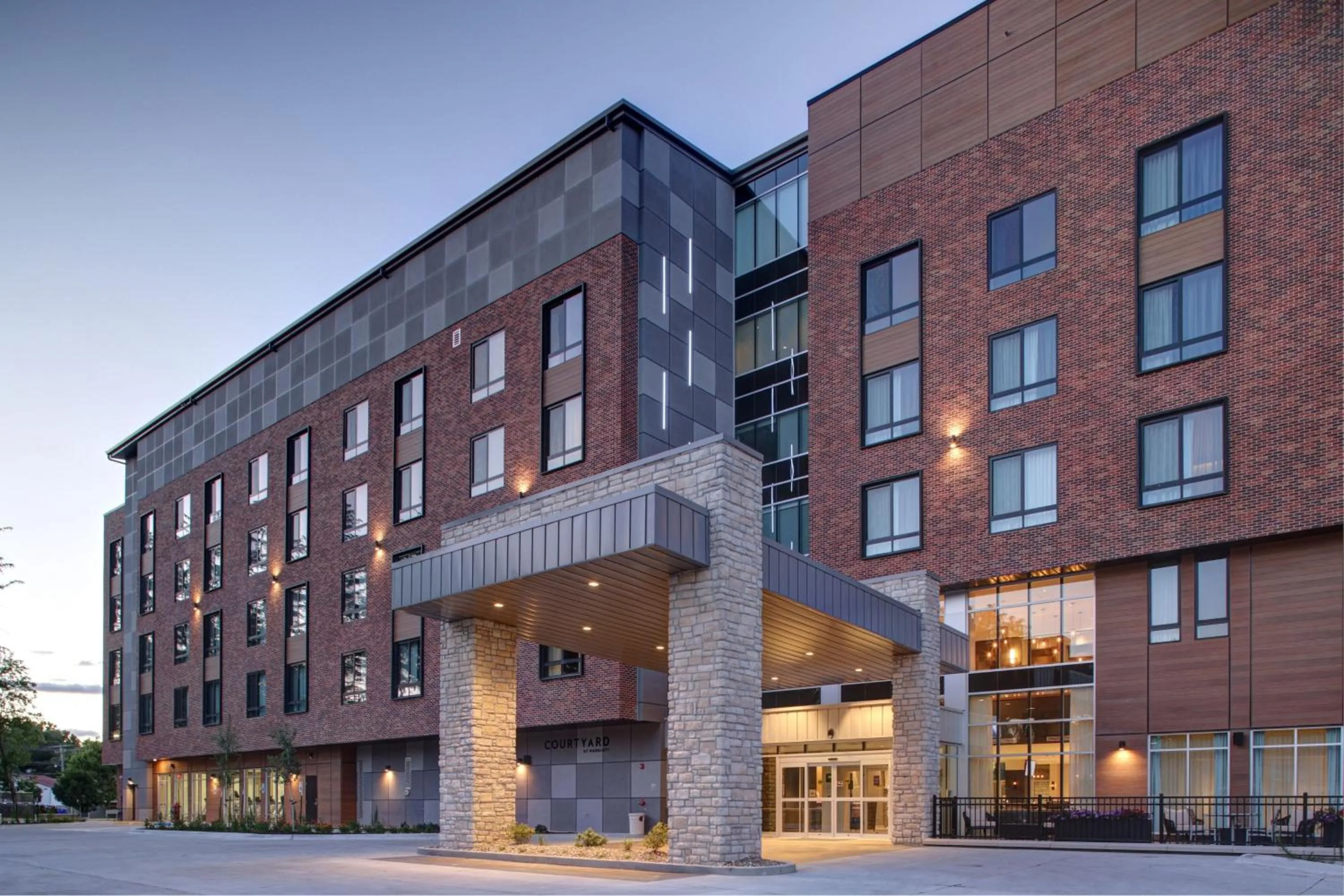 Property building in Courtyard by Marriott Iowa City University Heights