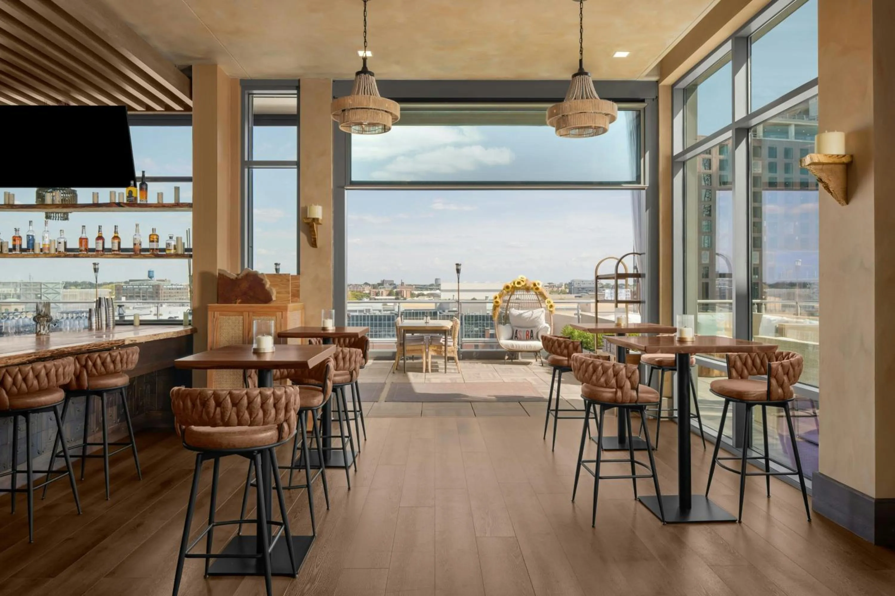 Lounge or bar in AC Hotel by Marriott Columbus Downtown