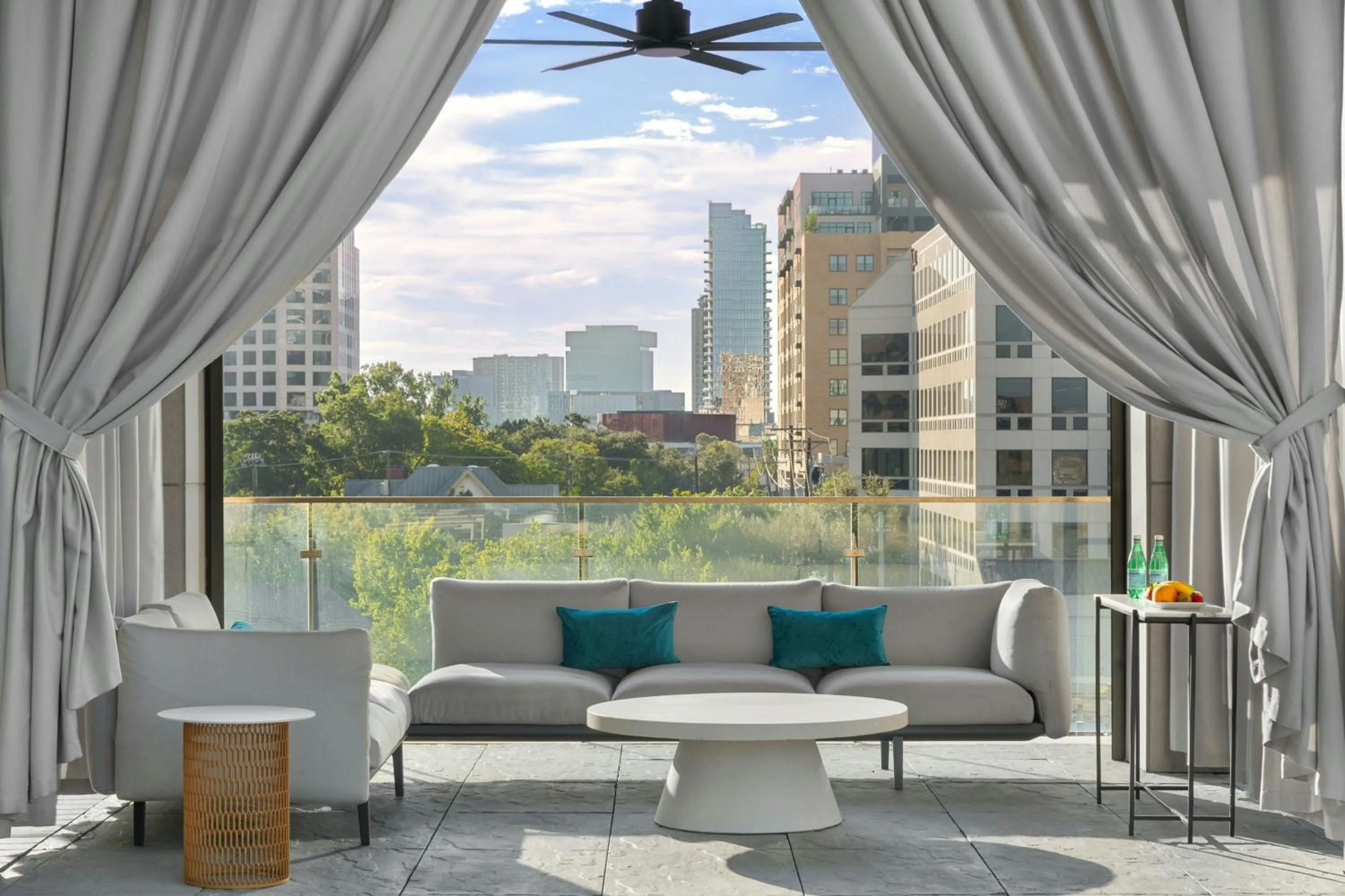 Lounge or bar in Marriott Dallas Uptown