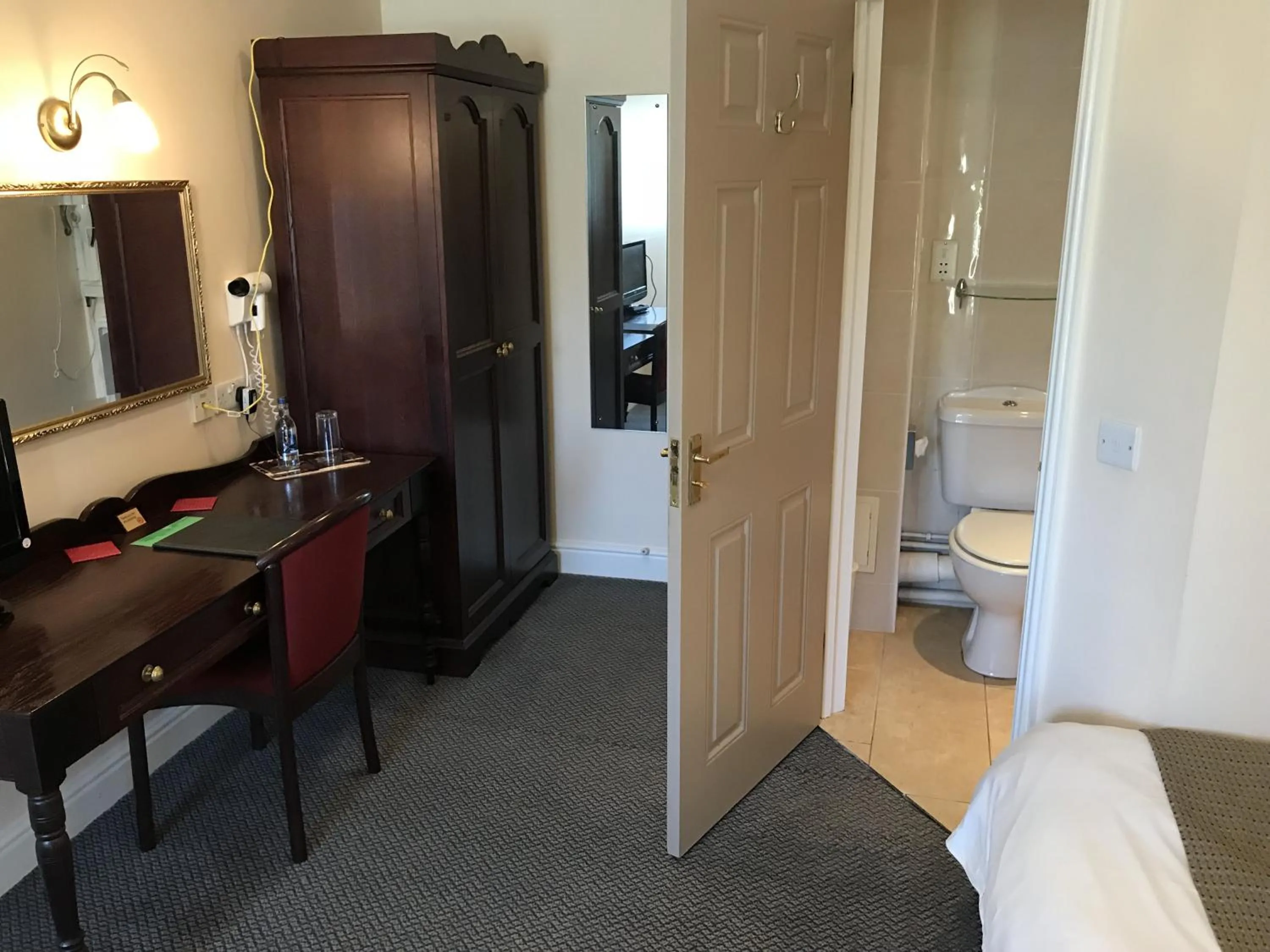 Twin Room with Private Bathroom - single occupancy in The White Horse