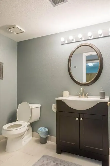 Gated Dobson Ranch townhouse, balcony, golf views