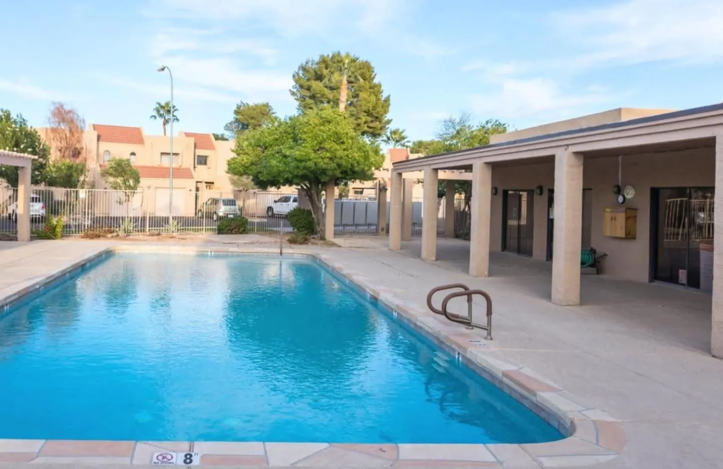 Gated Dobson Ranch townhouse, balcony, golf views