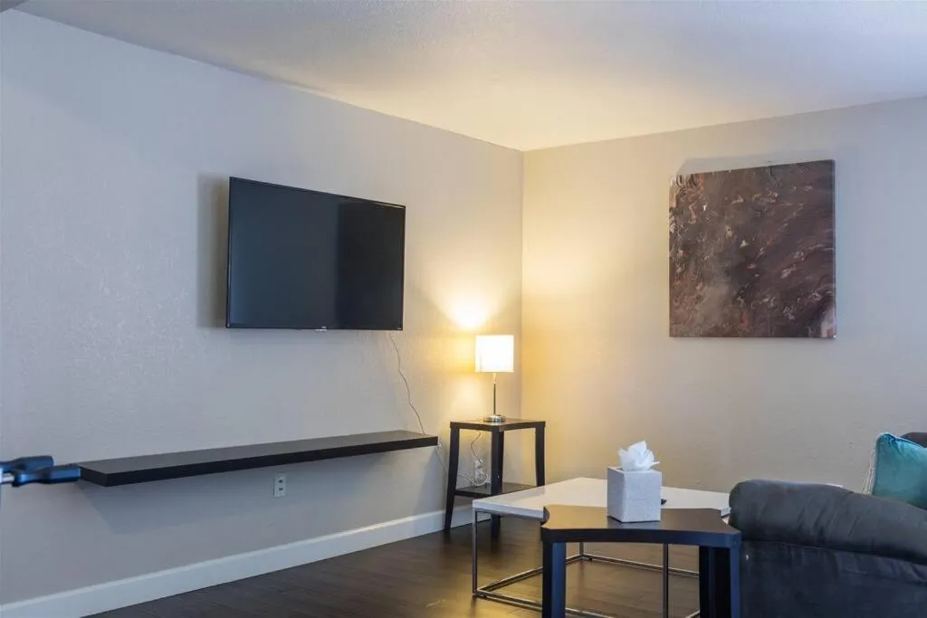 Gated Dobson Ranch townhouse, balcony, golf views