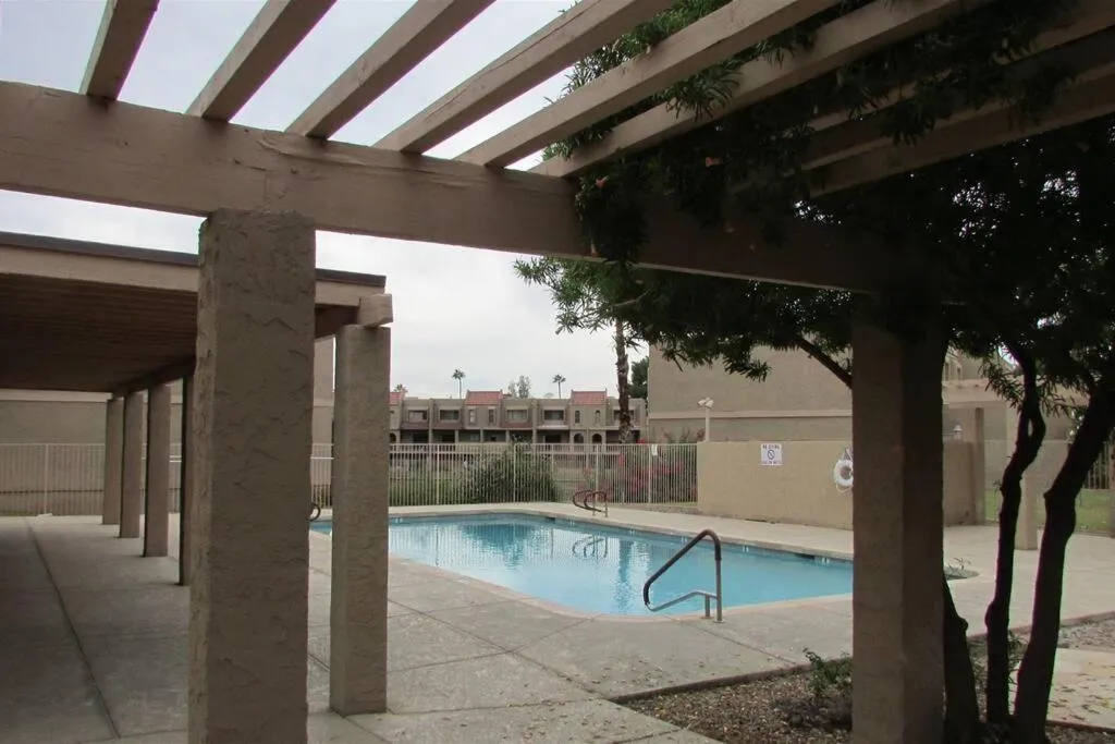 Gated Dobson Ranch townhouse, balcony, golf views