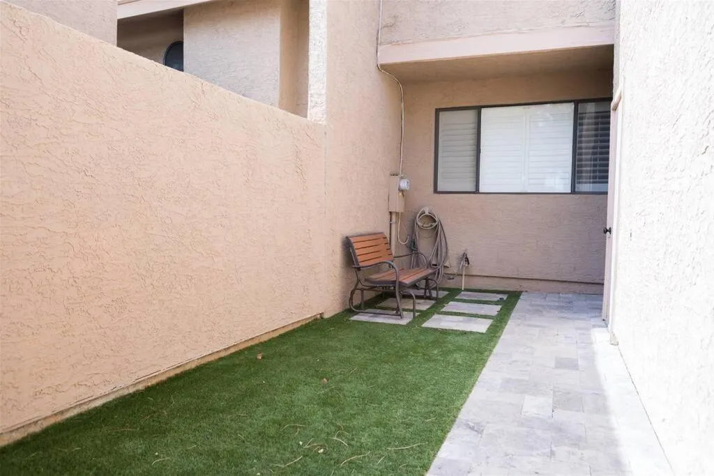 Gated Dobson Ranch townhouse, balcony, golf views