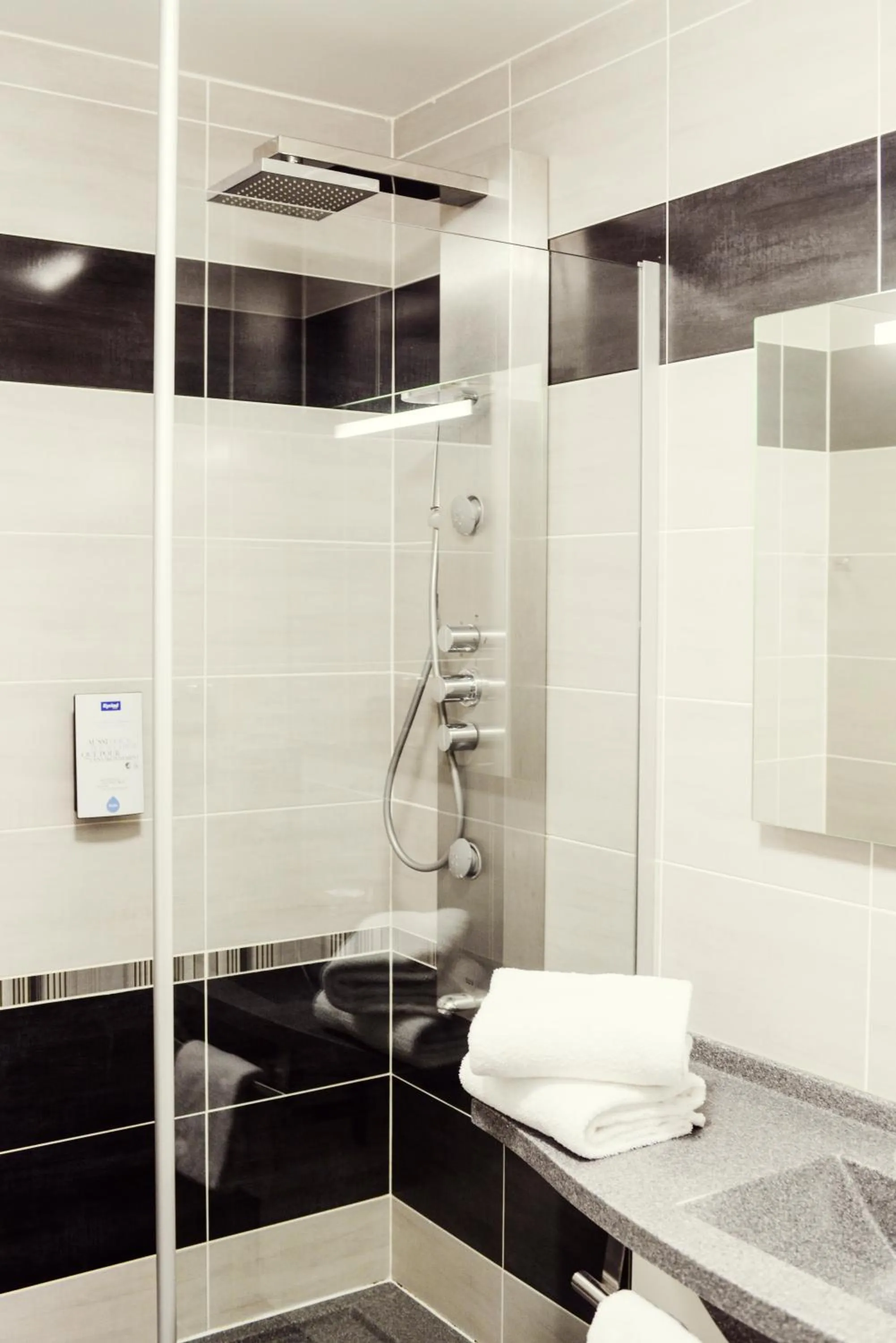 Shower in Kyriad Auray