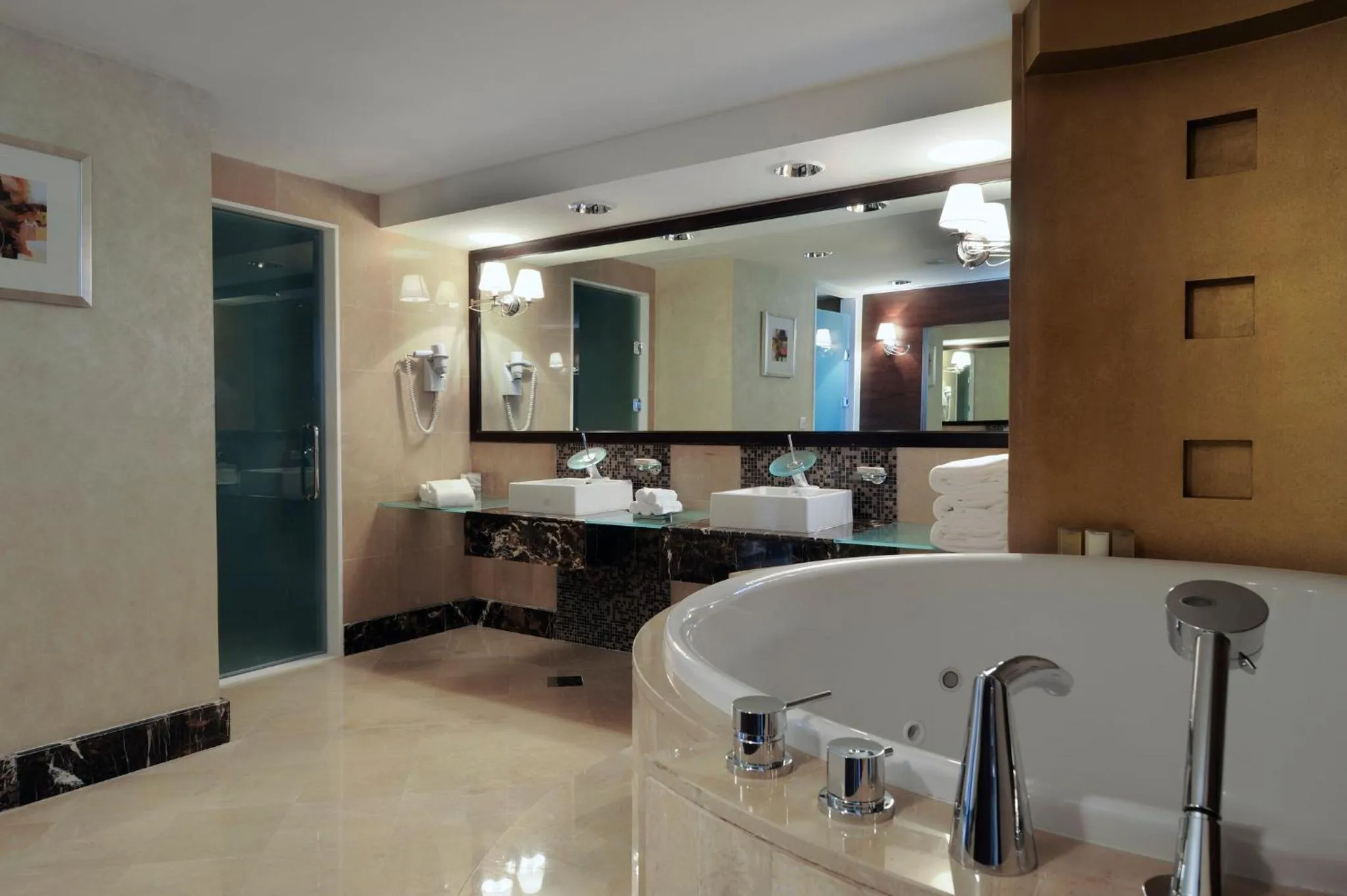 Photo of the whole room in InterContinental Abu Dhabi by IHG