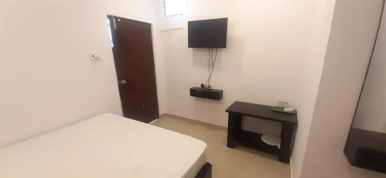 Photo of the whole room, Bed in PPH Living SS Grand
