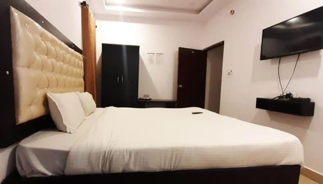Photo of the whole room, Bed in PPH Living SS Grand