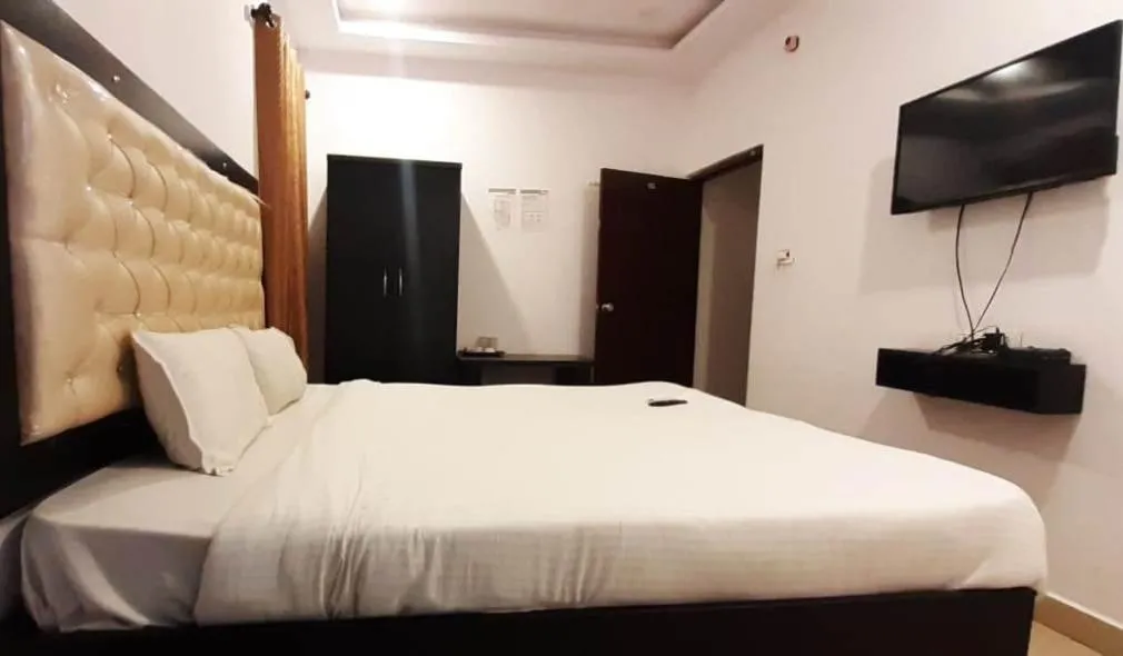 Photo of the whole room, Bed in PPH Living SS Grand
