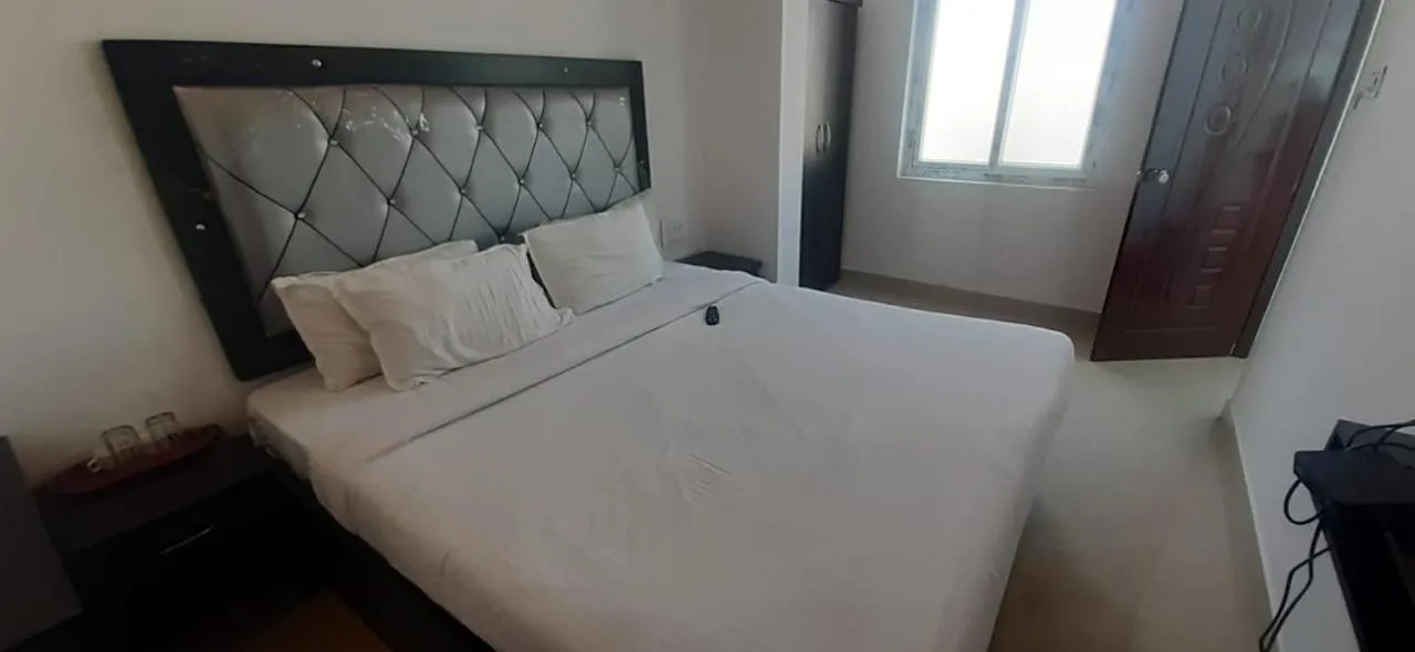 Photo of the whole room, Bed in PPH Living SS Grand