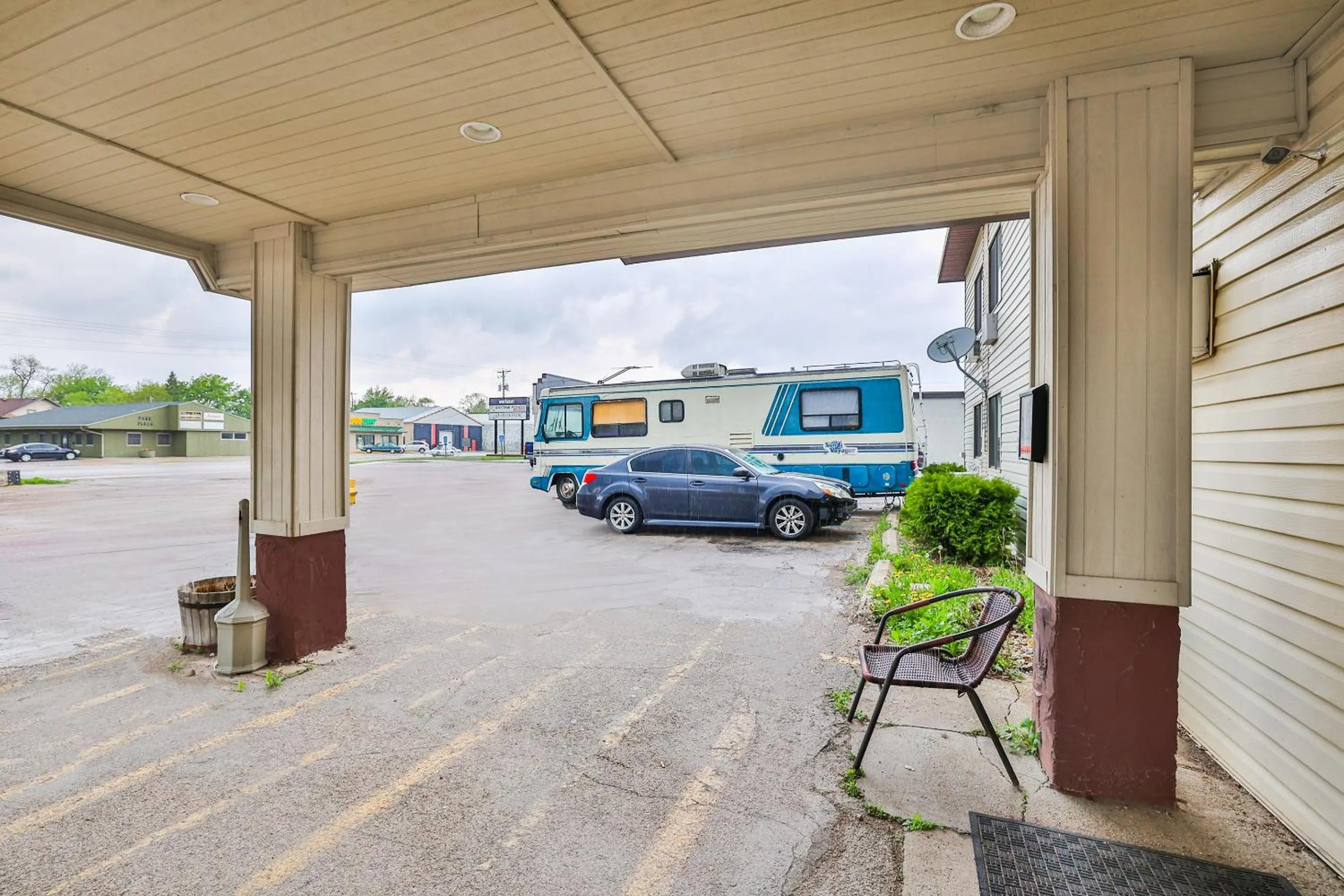 Facade/entrance in OYO Hotel Pipestone MN, Canterbury Park