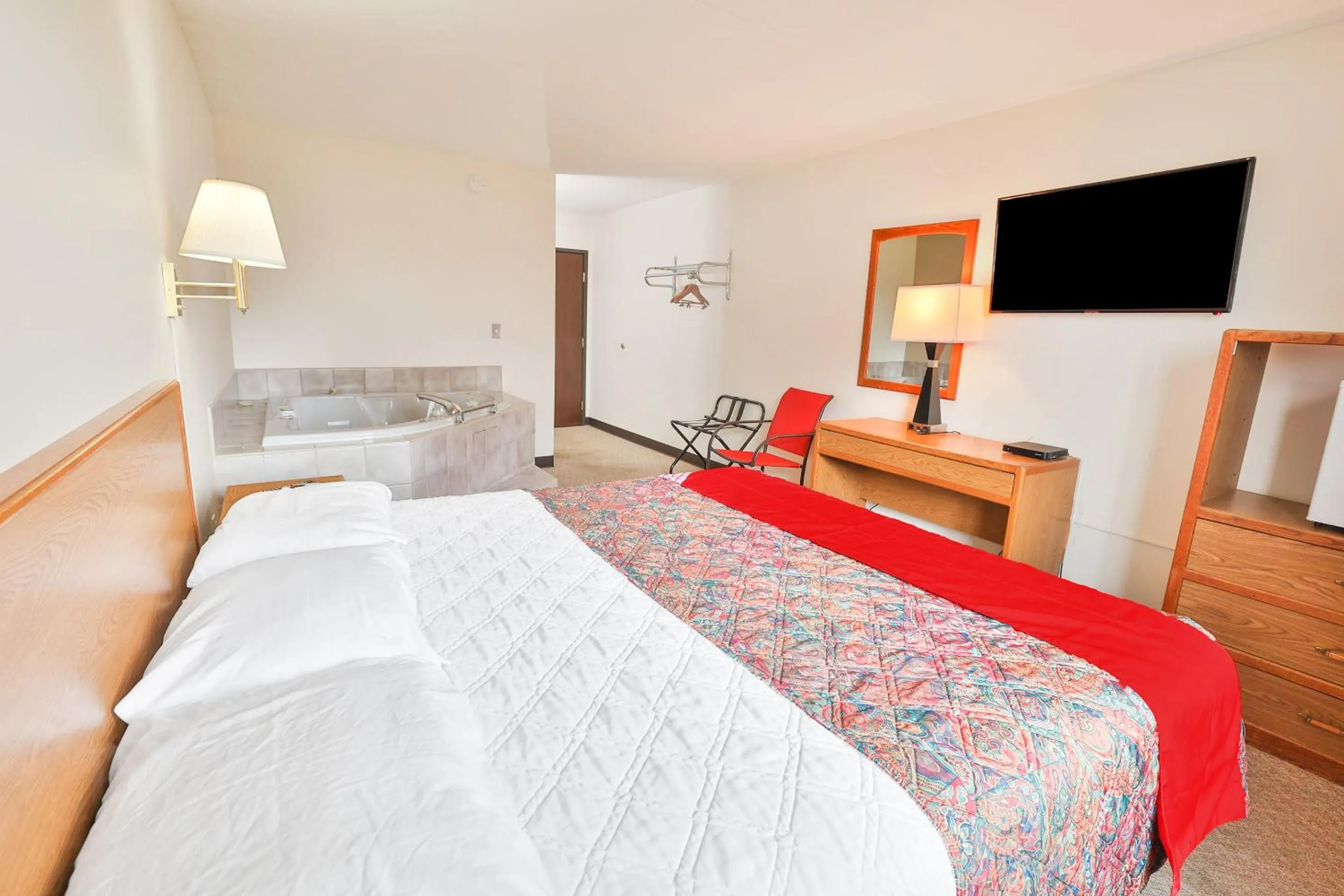 Bedroom, Bed in OYO Hotel Pipestone MN, Canterbury Park