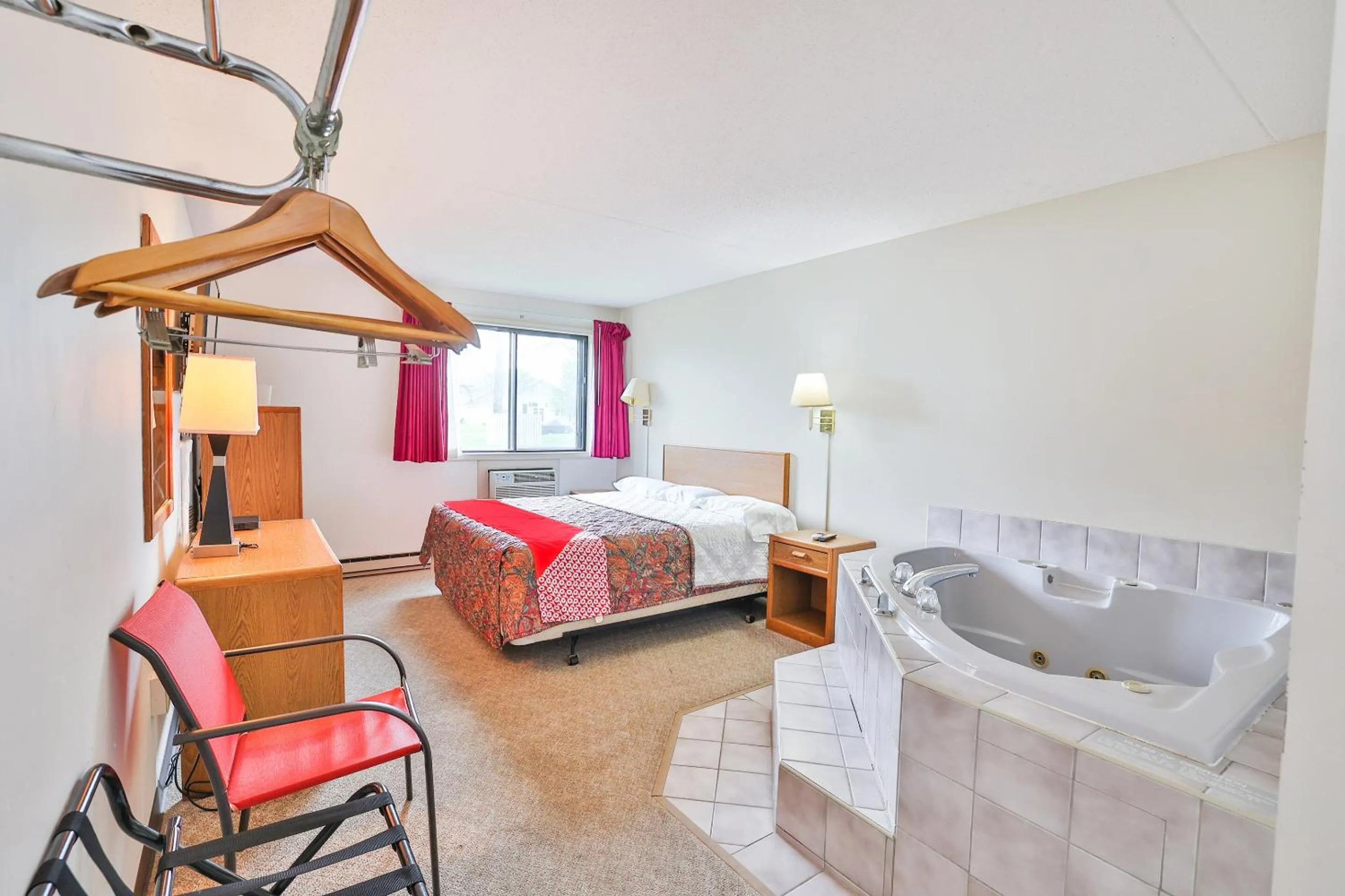 Bedroom, Bed in OYO Hotel Pipestone MN, Canterbury Park