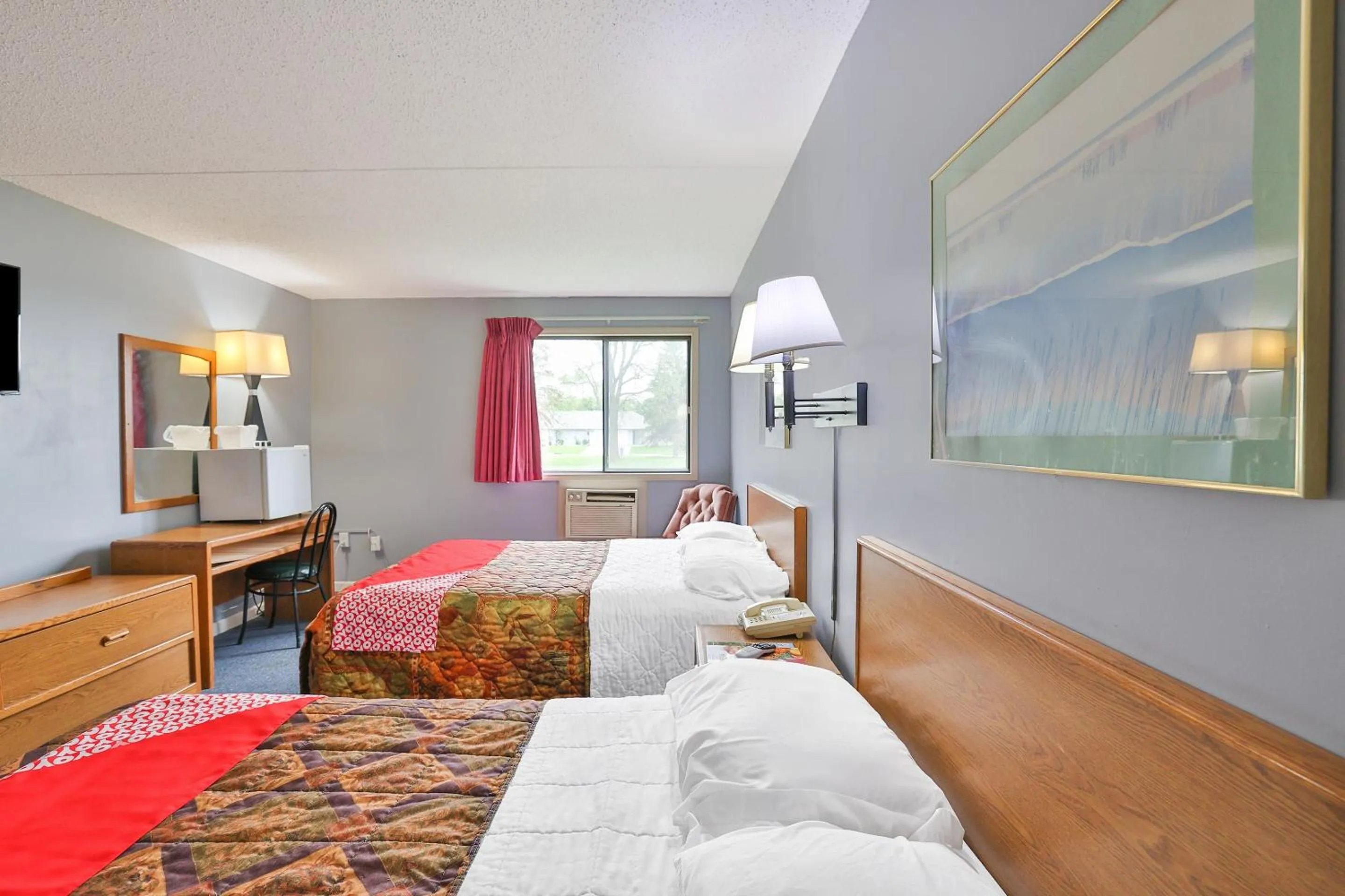 Bedroom, Bed in OYO Hotel Pipestone MN, Canterbury Park