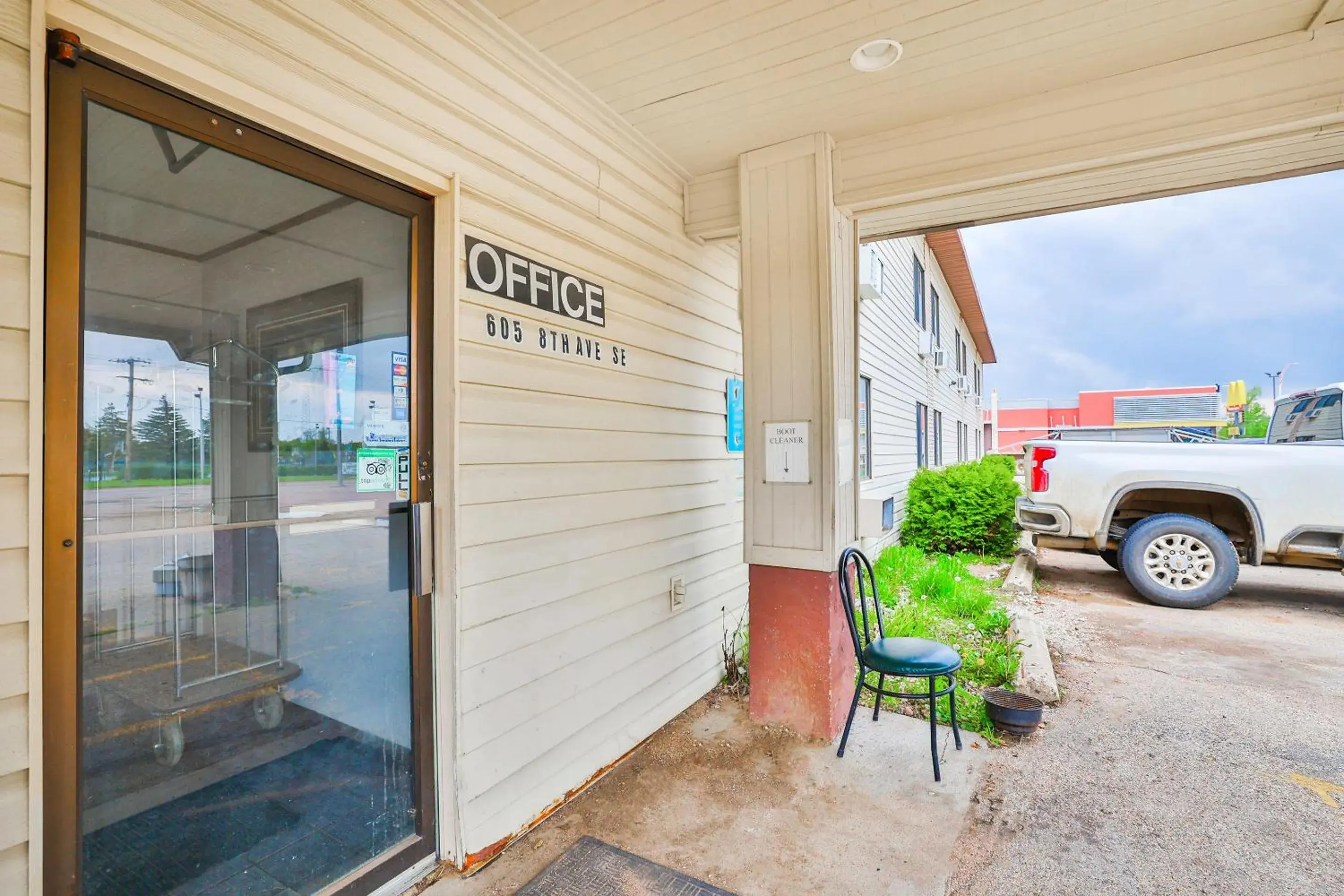 Facade/entrance in OYO Hotel Pipestone MN, Canterbury Park Facade/entrance in OYO Hotel Pipestone MN, Canterbury Park