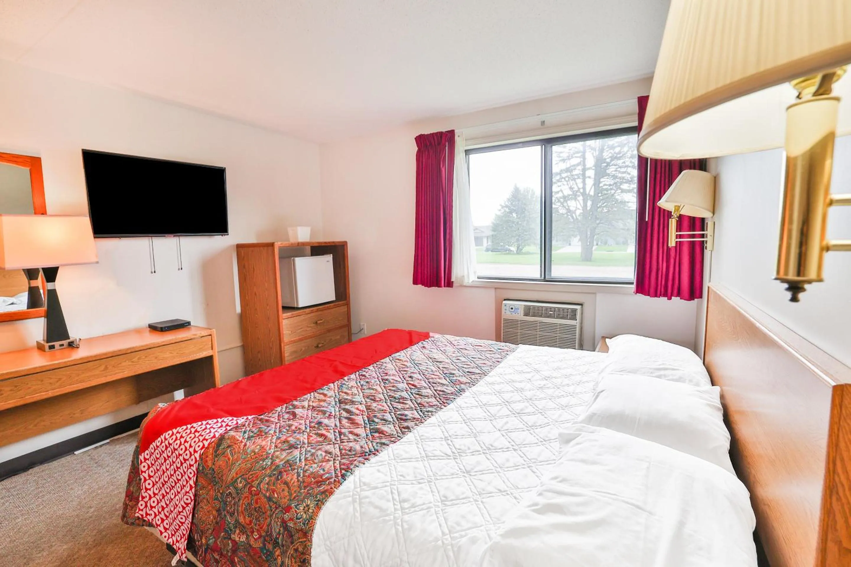 Bedroom, Bed in OYO Hotel Pipestone MN, Canterbury Park