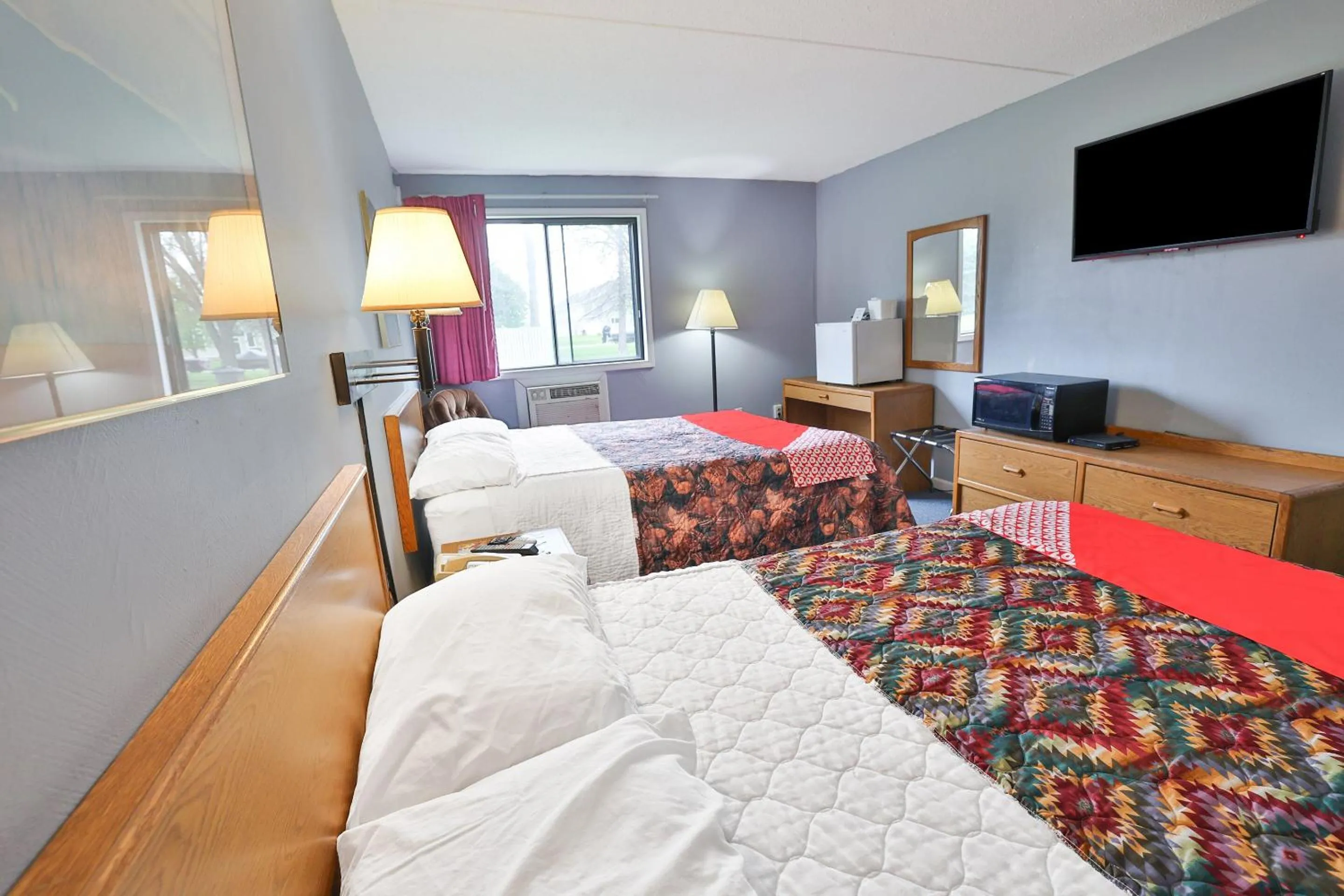 Bedroom, Bed in OYO Hotel Pipestone MN, Canterbury Park