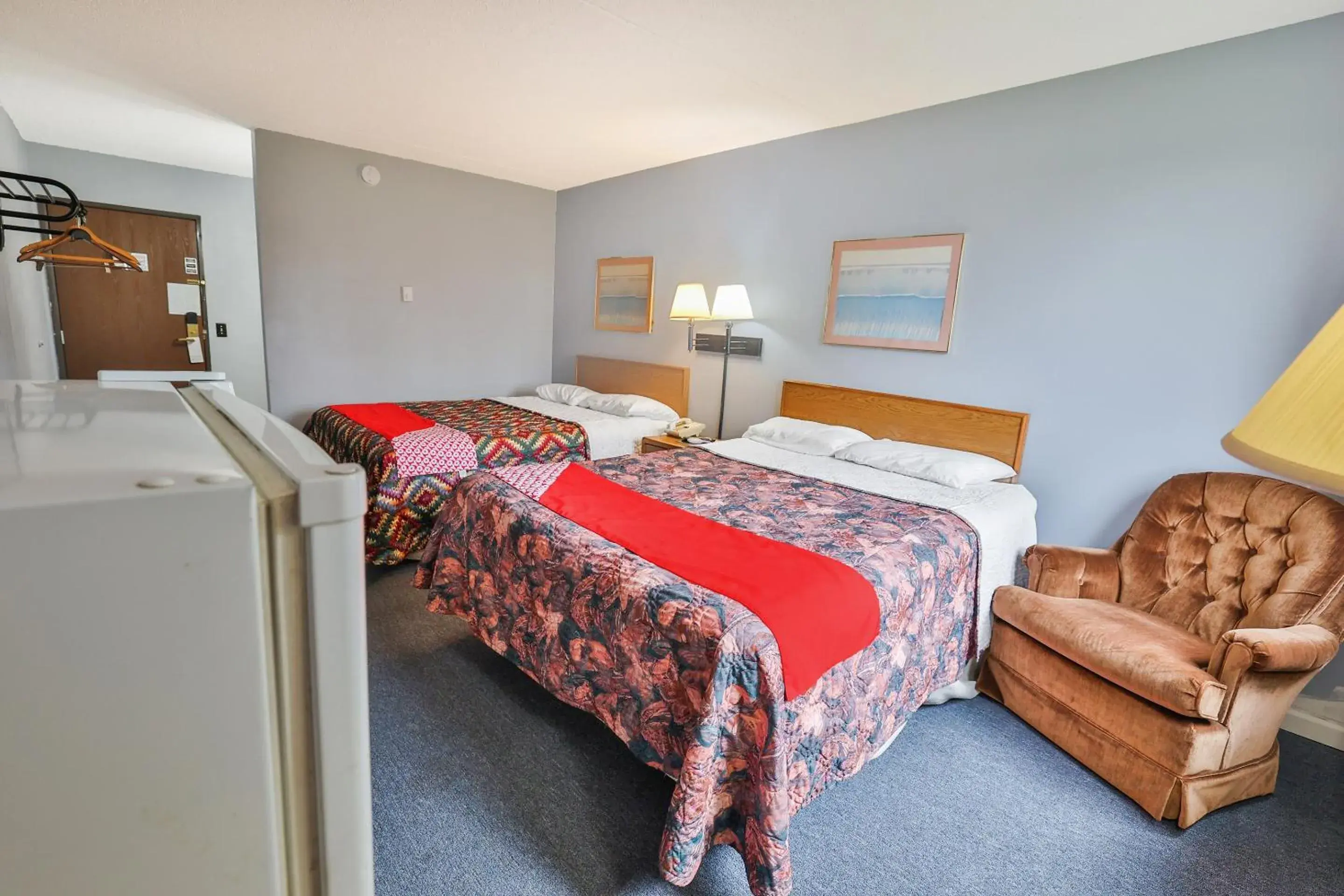 Bedroom, Bed in OYO Hotel Pipestone MN, Canterbury Park Bedroom, Bed in OYO Hotel Pipestone MN, Canterbury Park