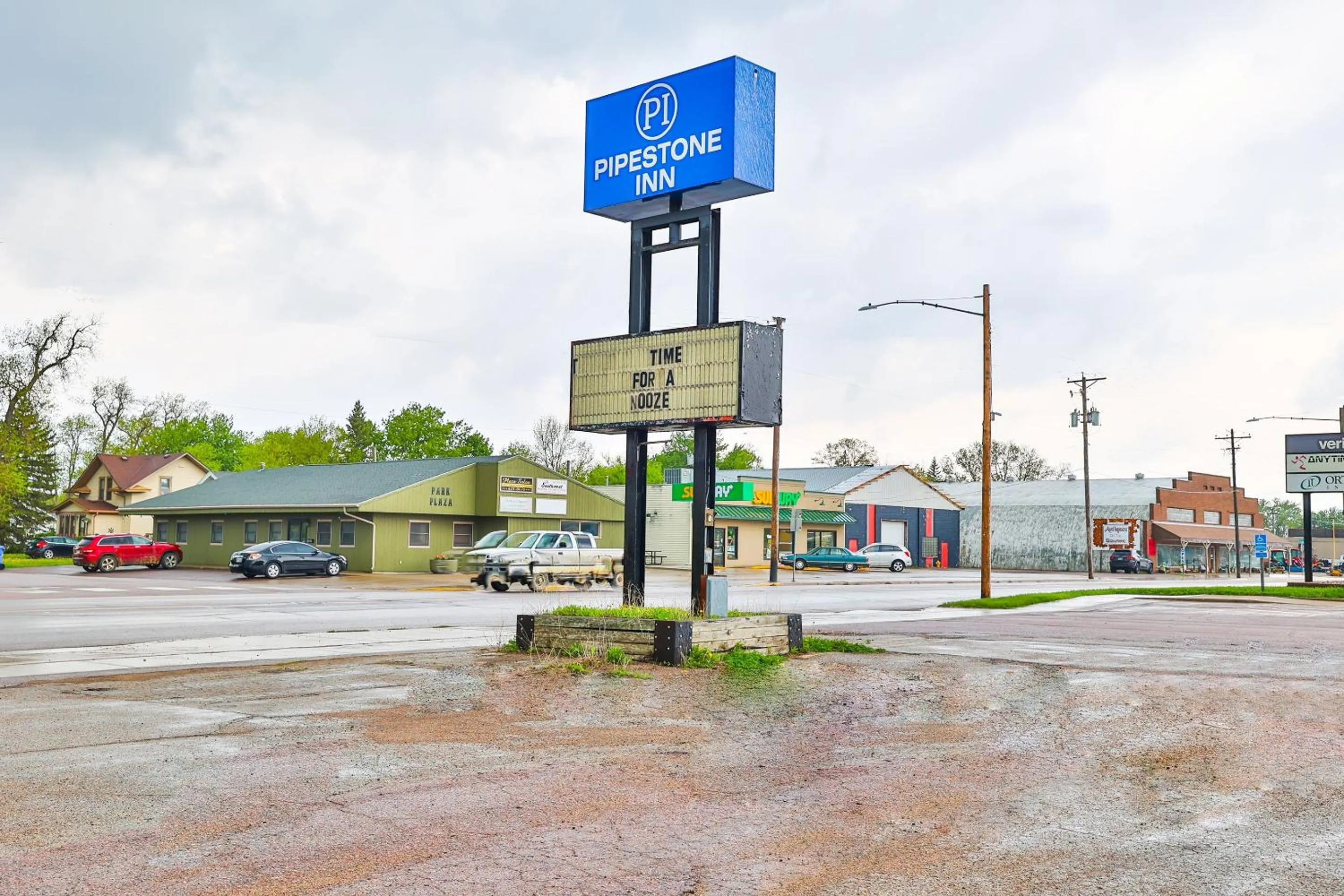 Facade/entrance in OYO Hotel Pipestone MN, Canterbury Park