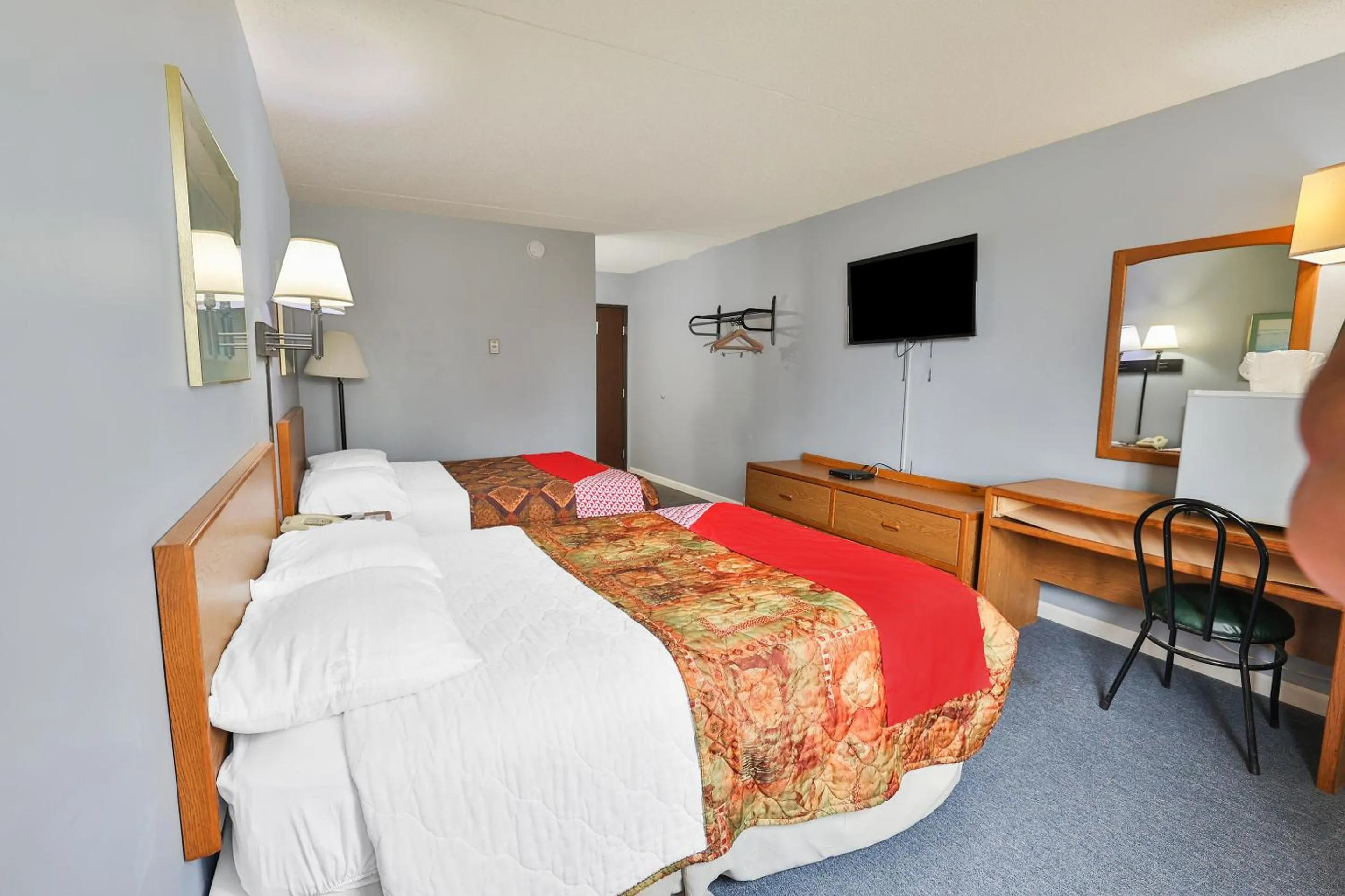 Bedroom, Bed in OYO Hotel Pipestone MN, Canterbury Park