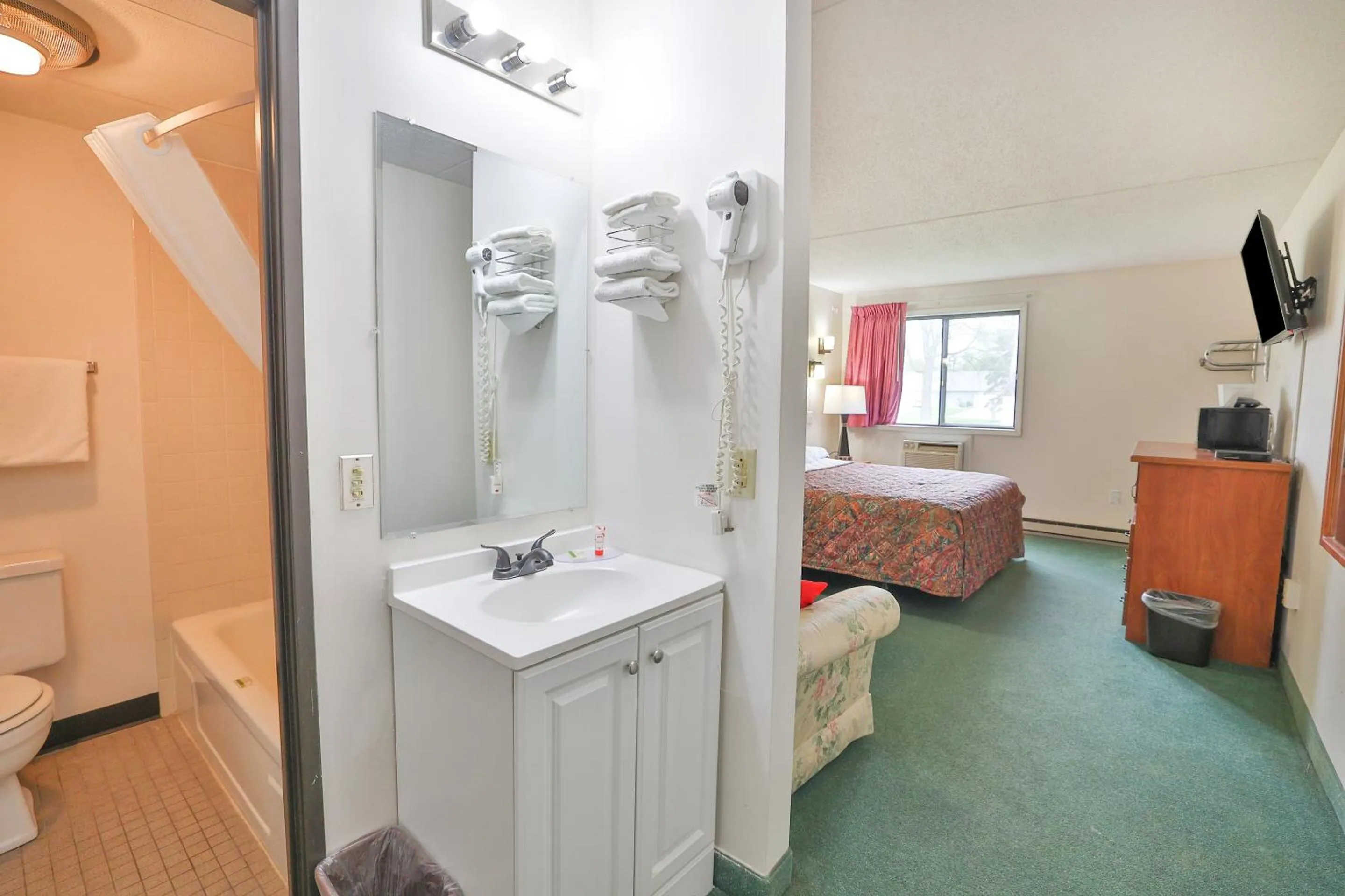 Bedroom, Bed in OYO Hotel Pipestone MN, Canterbury Park