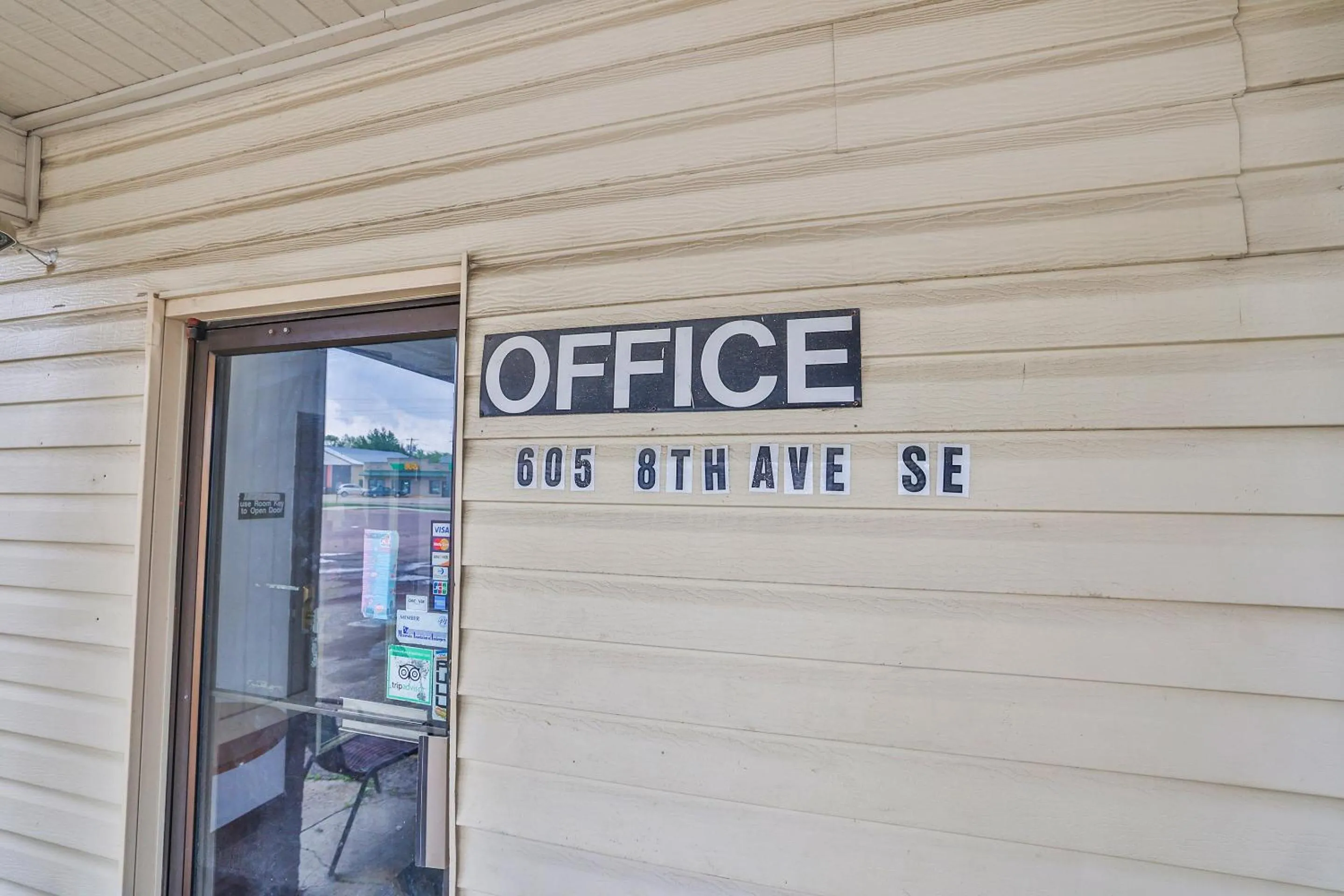 Facade/entrance in OYO Hotel Pipestone MN, Canterbury Park