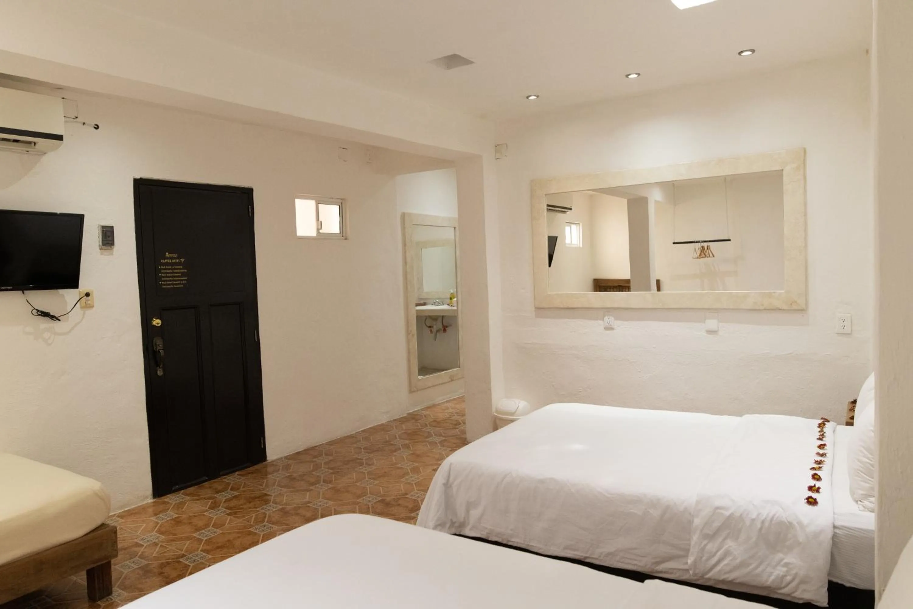 Photo of the whole room in Hotel La Catedral Mérida