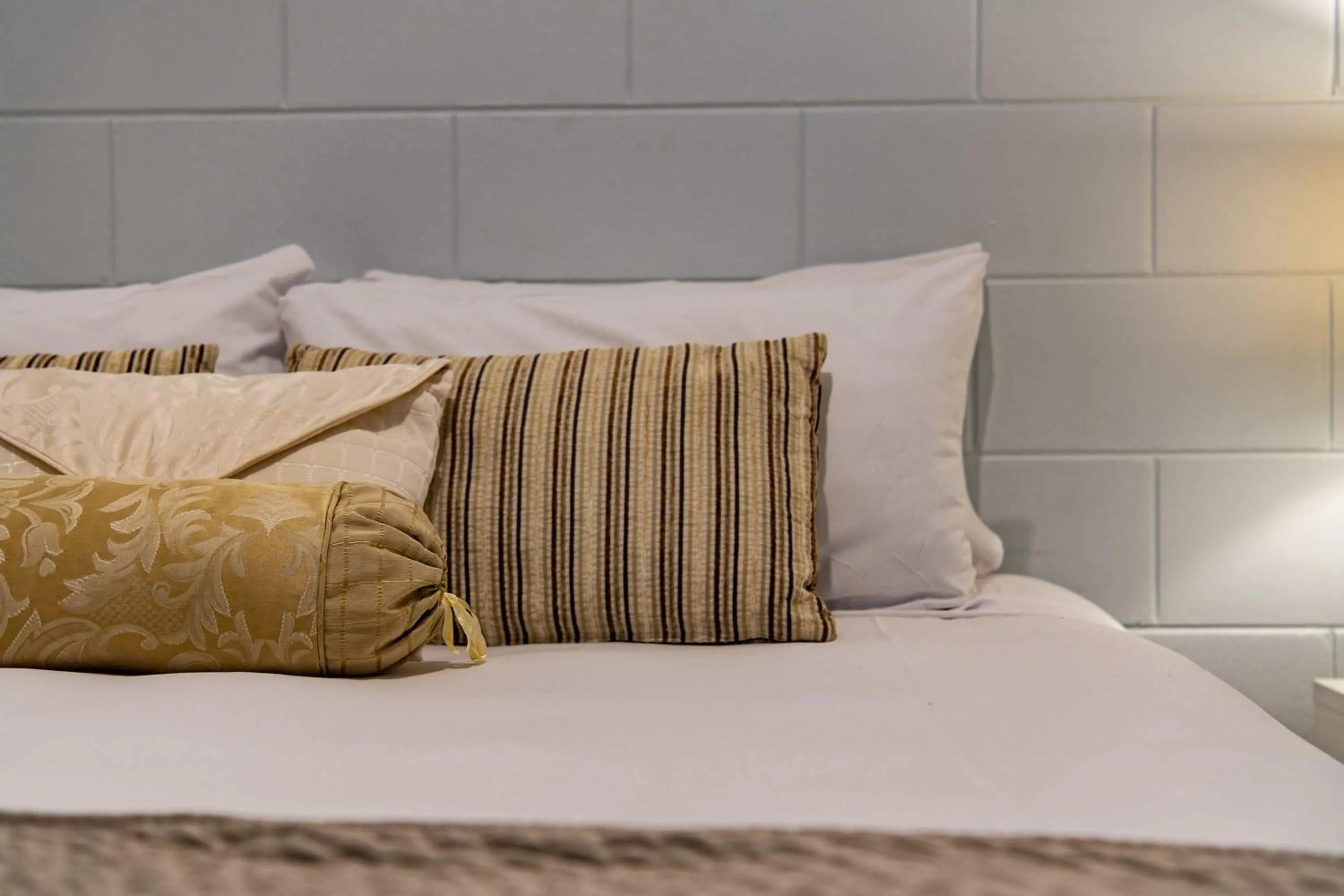 Bed in Airlie Sun & Sand Accommodation #5