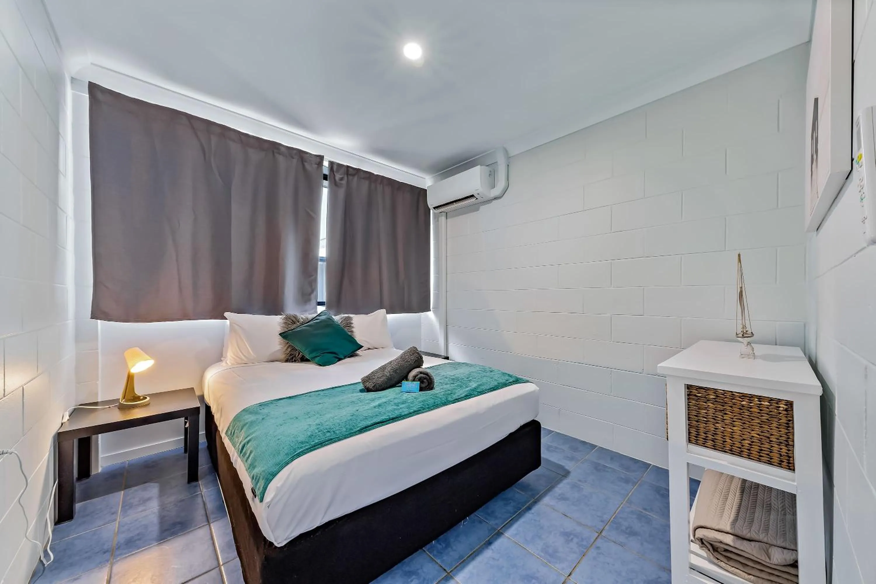 Bed in Airlie Sun & Sand Accommodation #5