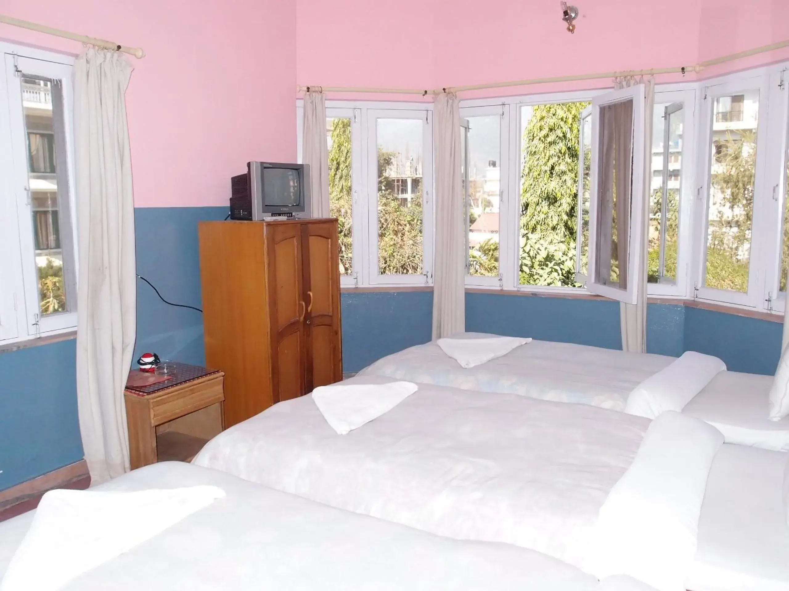 Mixed Dormitory Room - single occupancy in Hotel Fishtail Villa Mixed Dormitory Room - single occupancy in Hotel Fishtail Villa