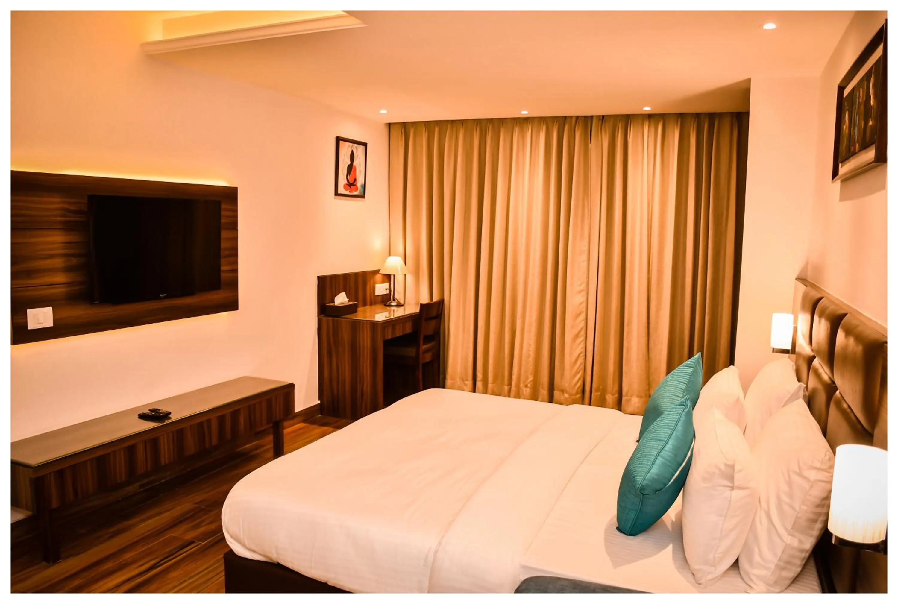 Communal lounge/ TV room, Bed in THE DOWNTOWN