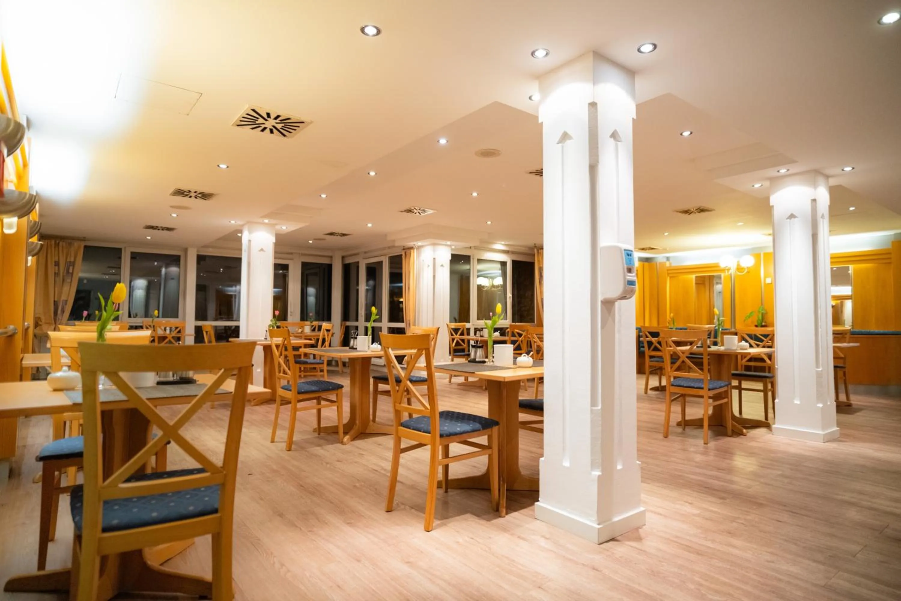 Restaurant/places to eat in Hotel Am Schlosspark , Wiesbaden