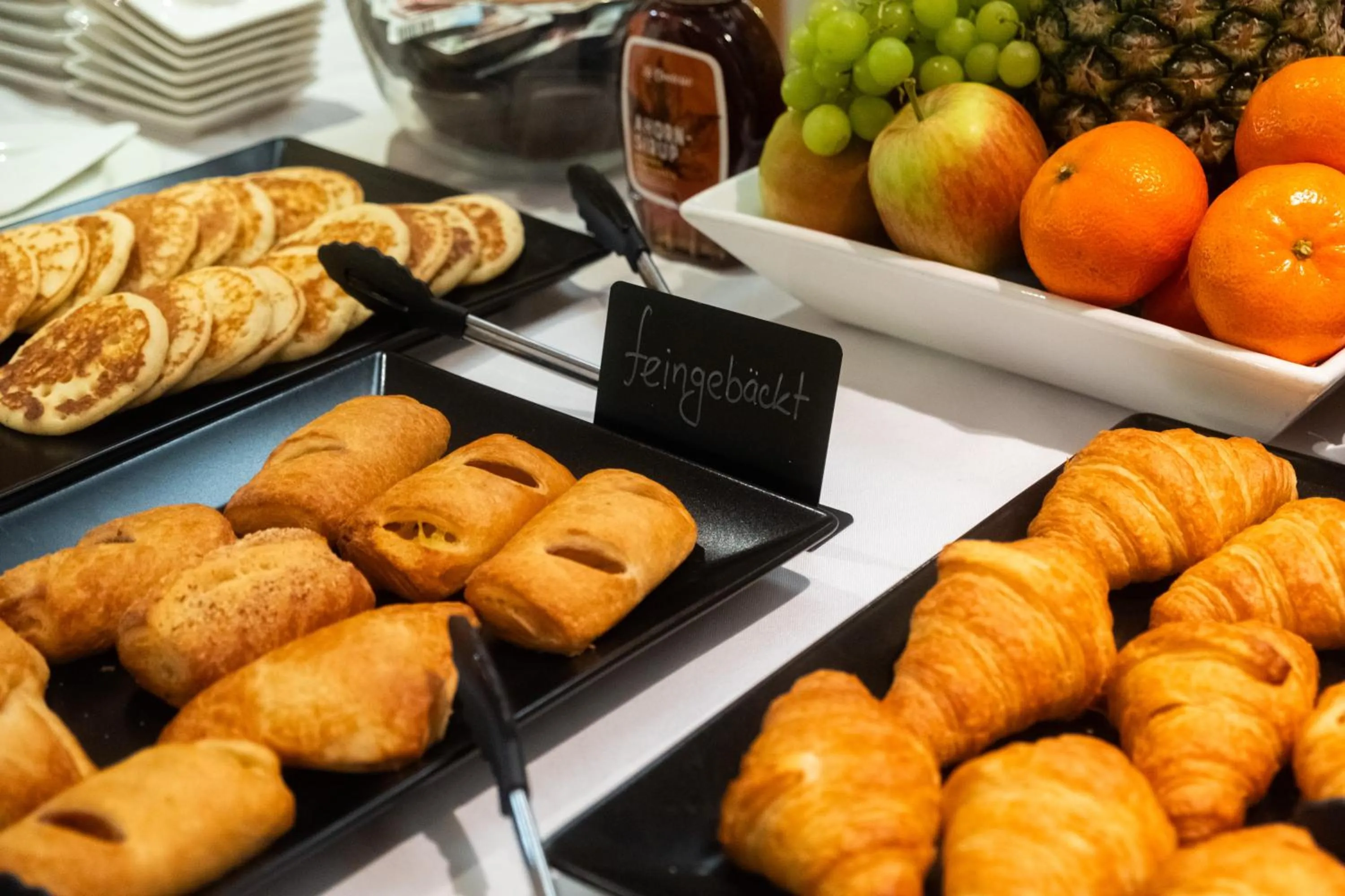 Breakfast in Hotel Am Schlosspark , Wiesbaden
