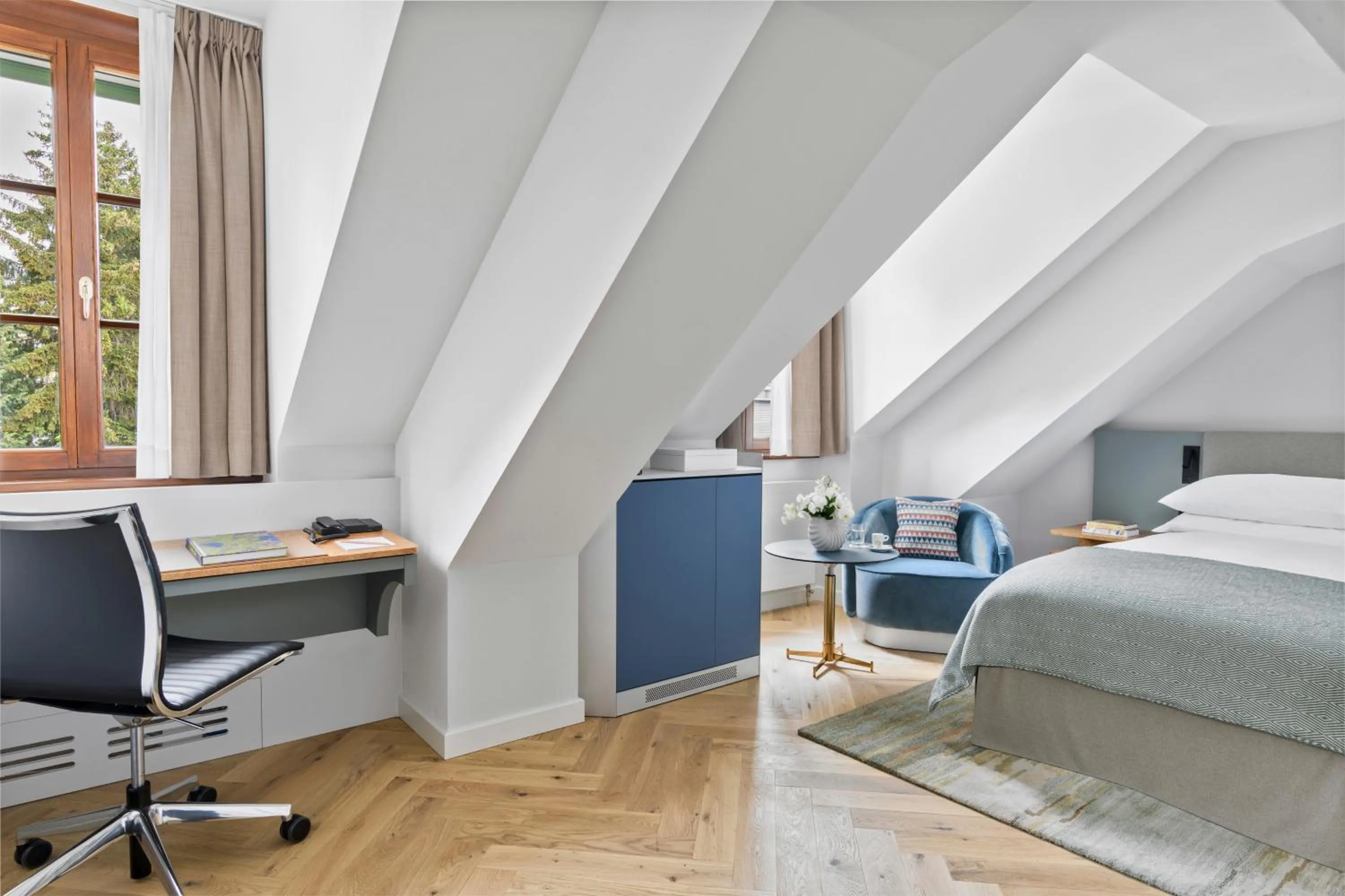 Bedroom, Bed in Hotel Angleterre
