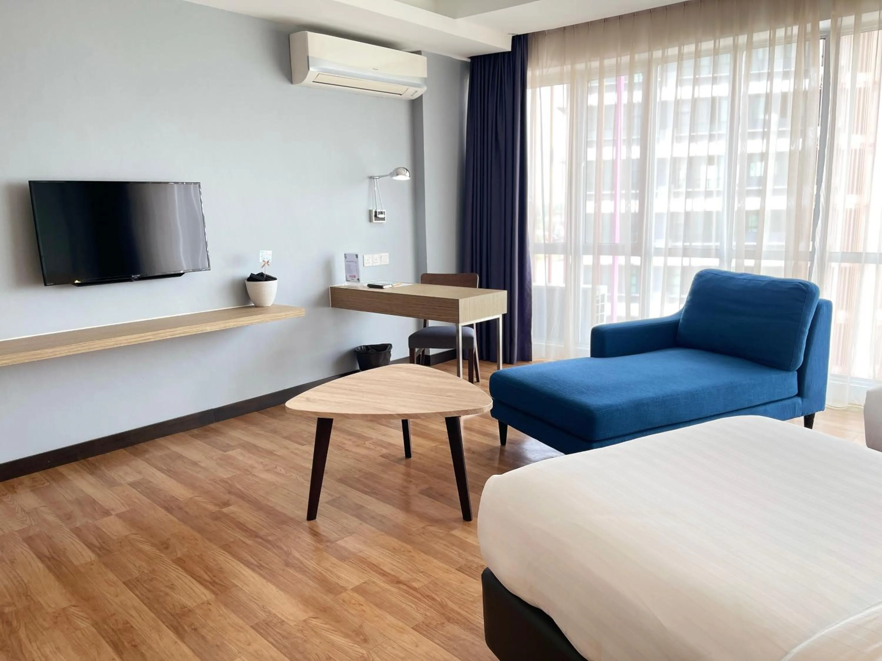 Seating area, Bed in Win Hotel