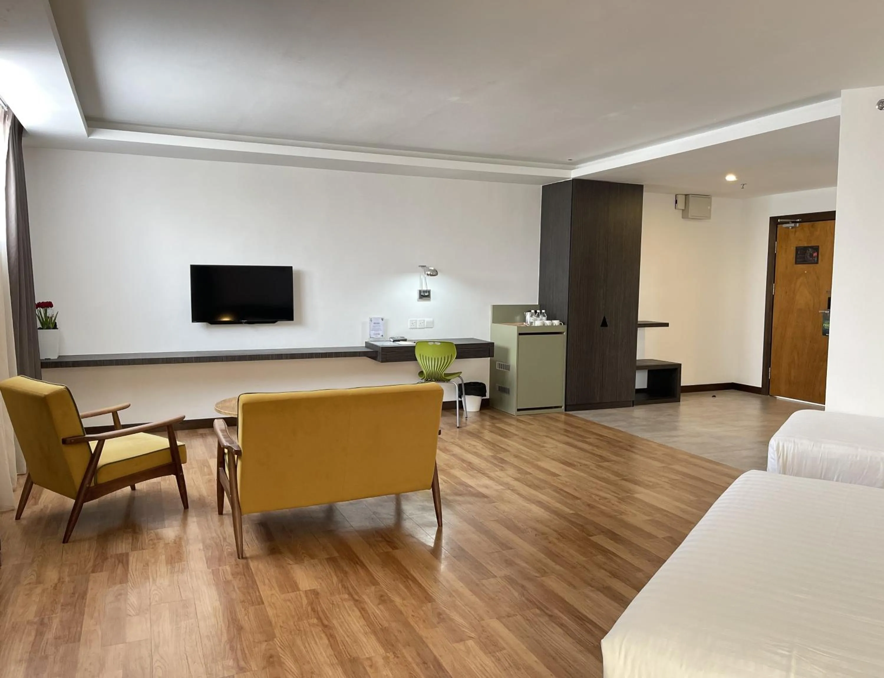 Seating area, Bed in Win Hotel