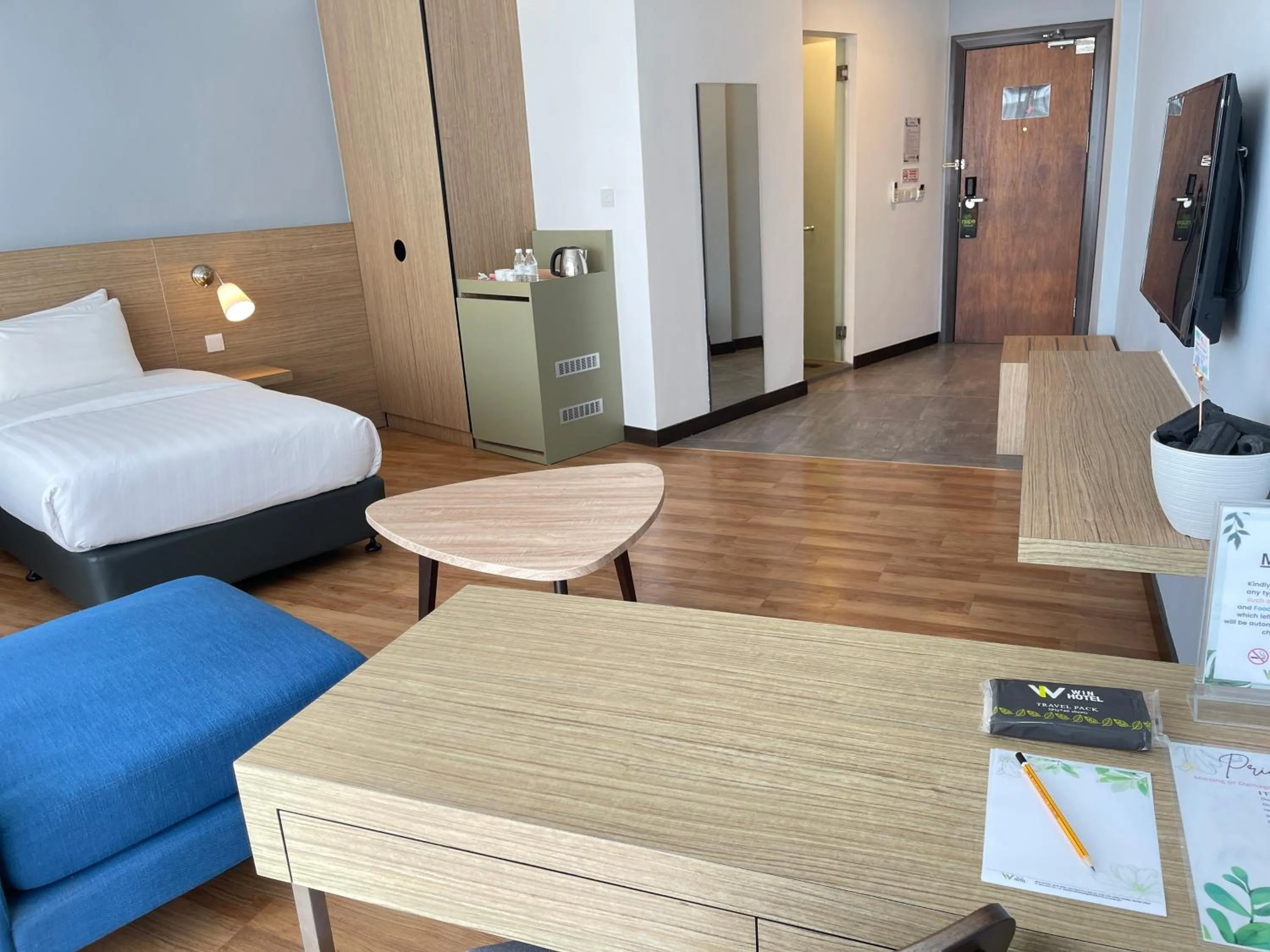 Seating area, Bed in Win Hotel